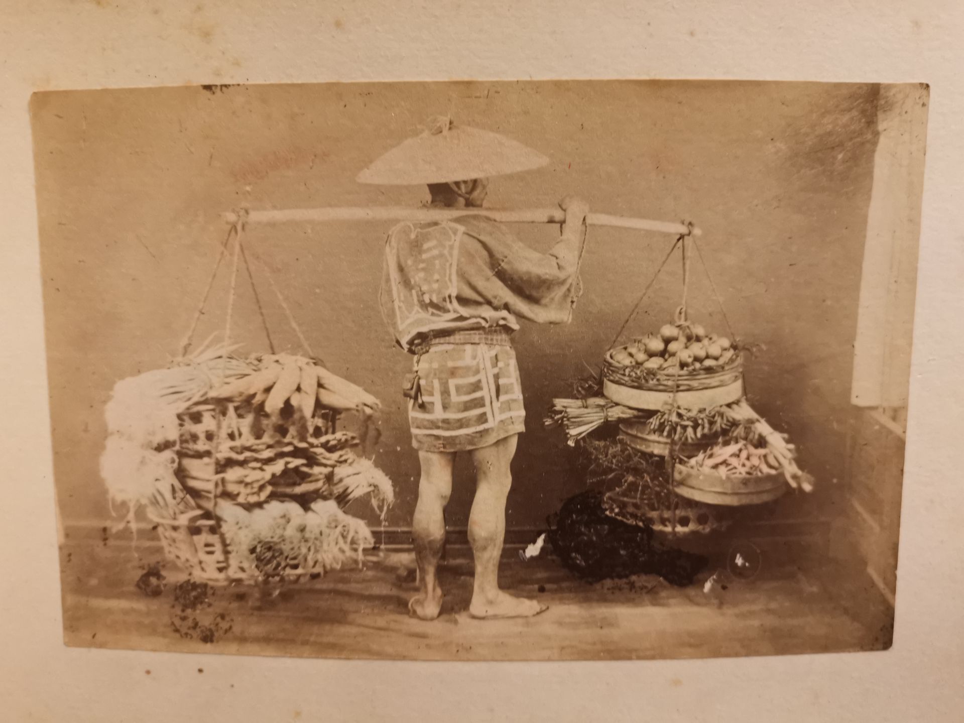 JAPON. Album accordéon comprenant 38 photographies dont scène de marché, homme [...] - Bild 2 aus 8