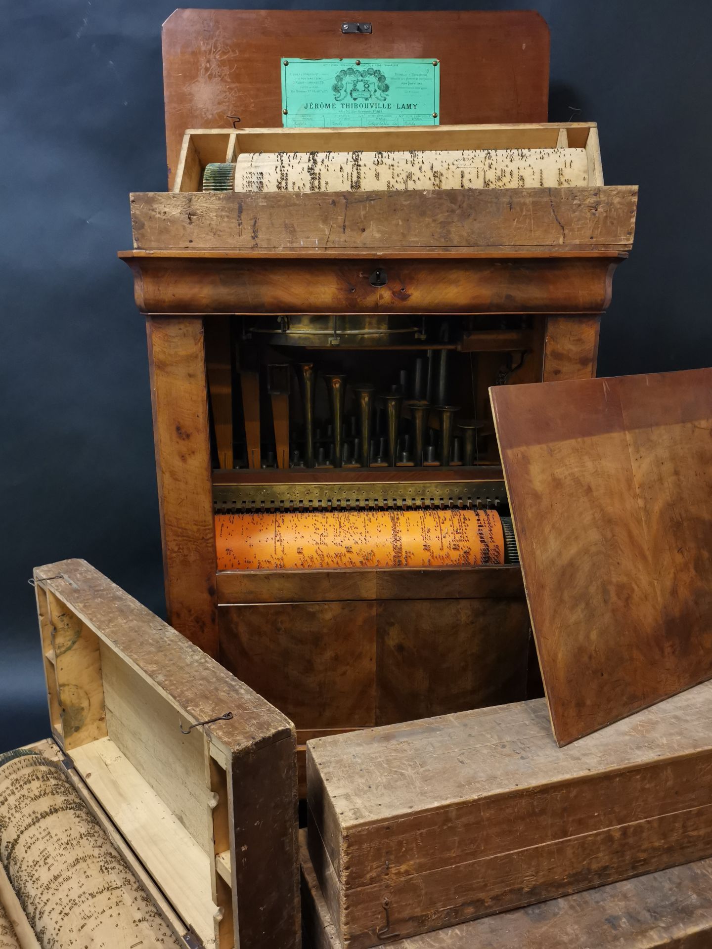 Jérôme THIBOUVILLE-LAMY Fabricant. Orgue mécanique, noyer, 6 cylindres en bois à [...] - Bild 2 aus 5