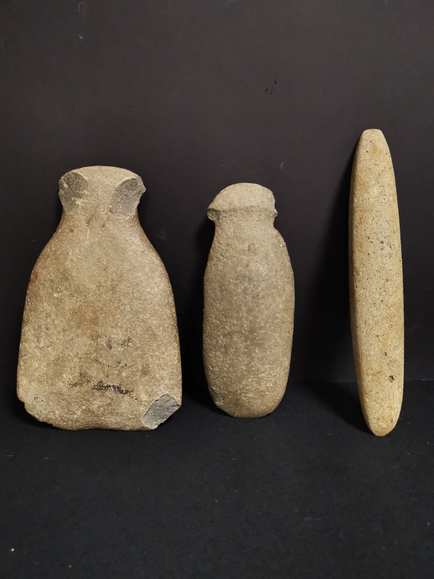 Ensemble de trois haches, pierres taillées, MESOAMERIQUE (?). Deux avec éclats. - - Bild 2 aus 2