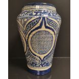 TUNISIE. Grand vase à décor blanc bleu de motifs géométriques dans des [...]