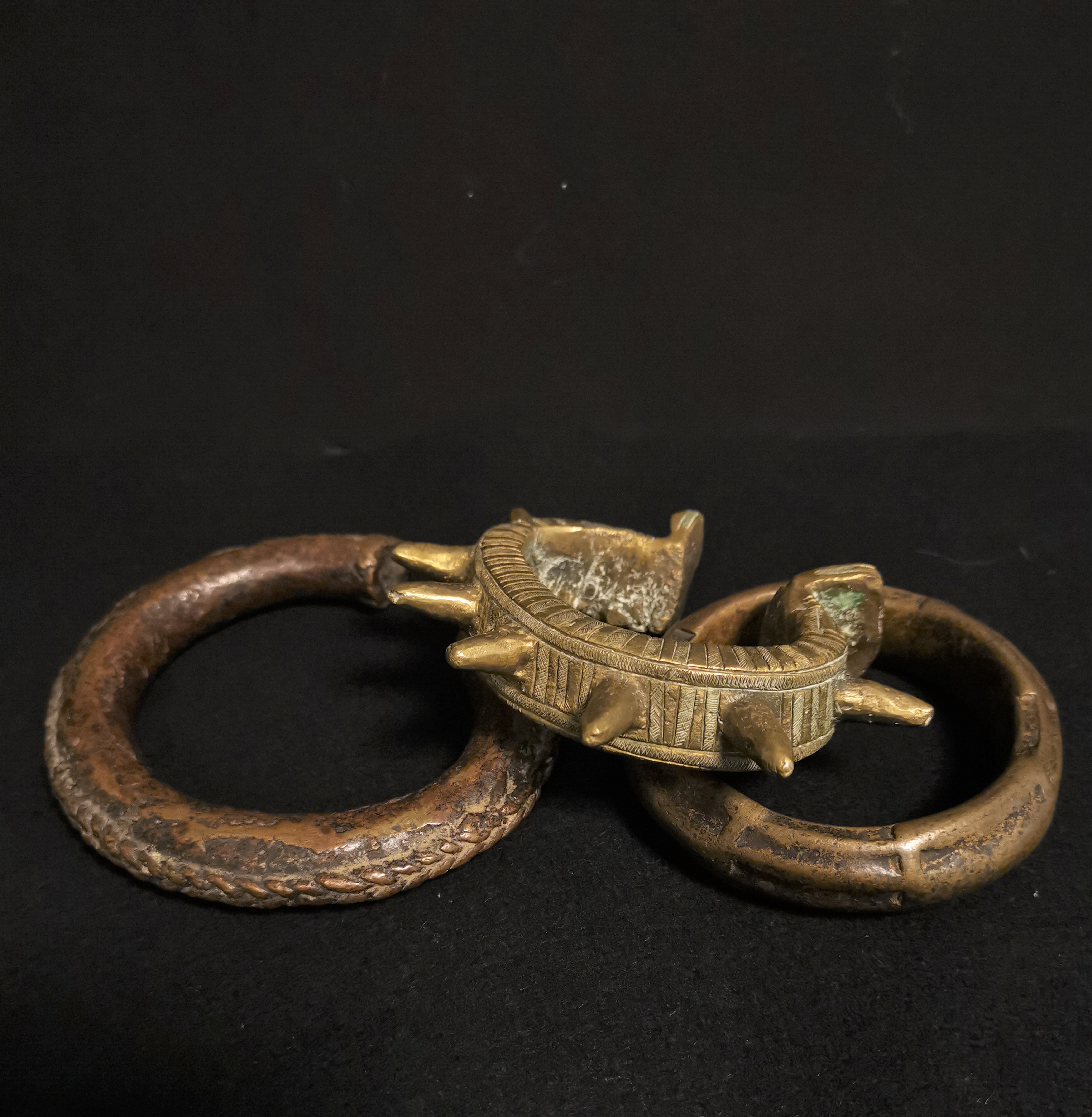 AFRIQUE. Trois bracelets en bronze, Baoulé (?), à décor en relief de motif conique [...]