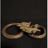 AFRIQUE. Trois bracelets en bronze, Baoulé (?), à décor en relief de motif conique [...]