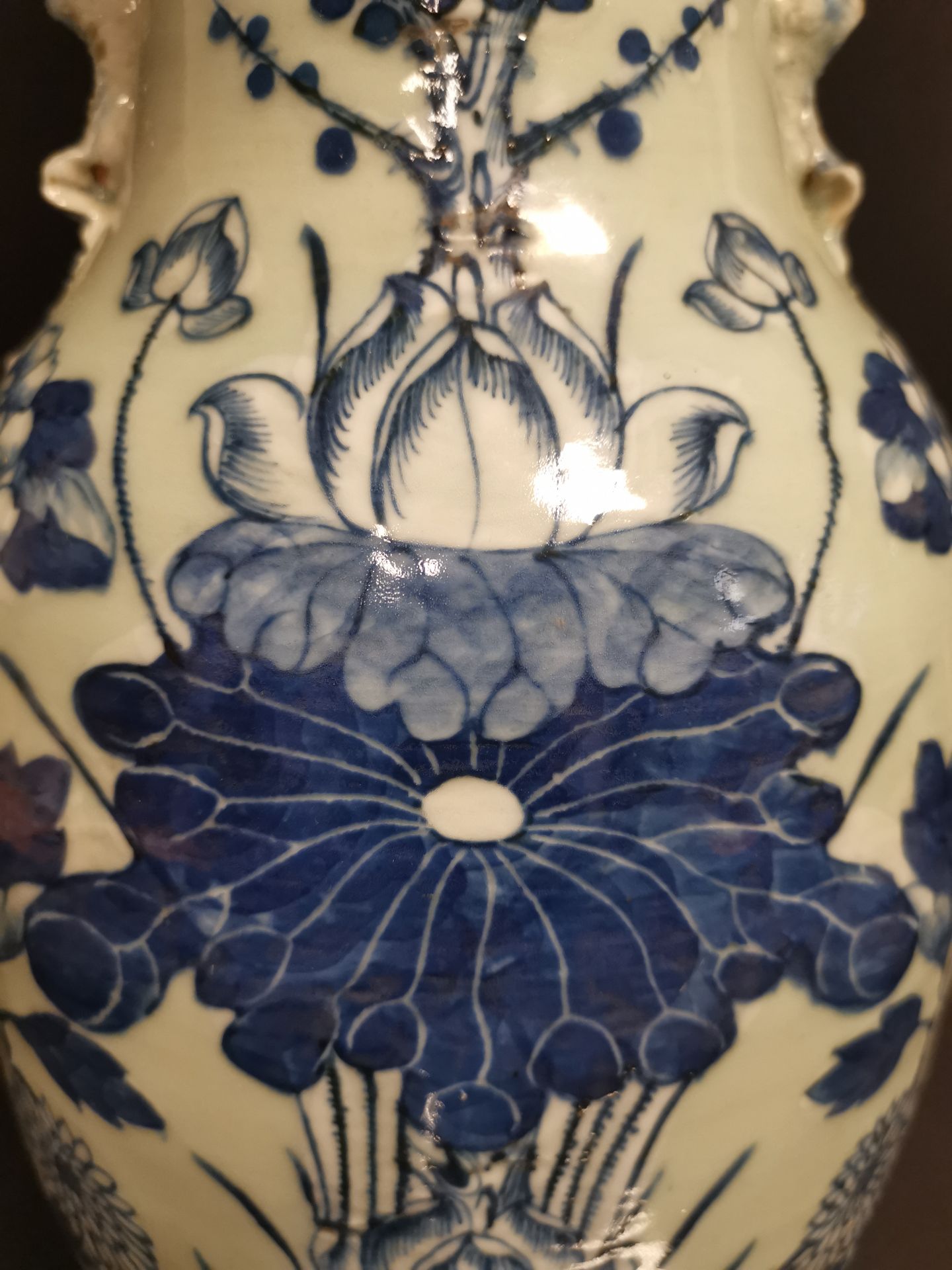 CHINE. Vase balustre en porcelaine à décor bleu sur fond blanc de fleurs de lotus, [...] - Bild 3 aus 3
