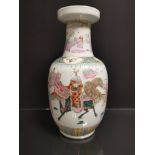 Vase en porcelaine polychrome Chine, XXème siècle La panse bombée, à décor [...]