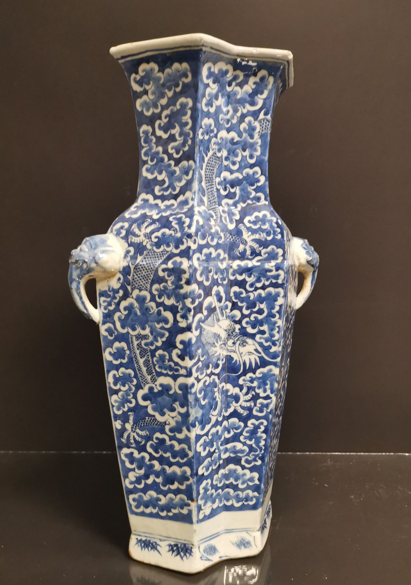 VIETNAM. Vase à décor de pagode animée de personnages sur une face et d'un dragon [...] - Bild 9 aus 18