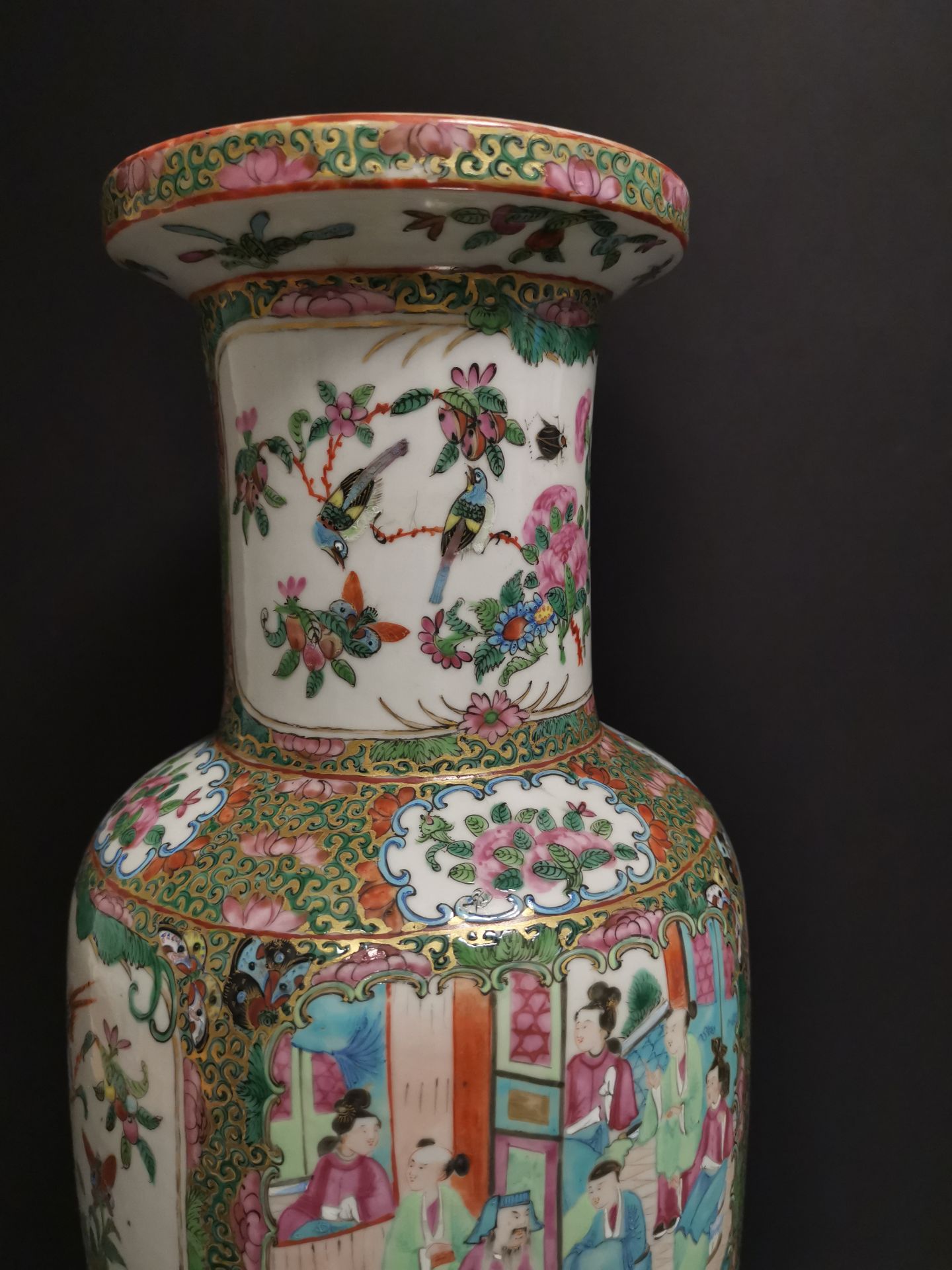 CHINE - Canton. Grand vase balustre à décor en réserves de scènes de pavillons [...] - Bild 3 aus 8