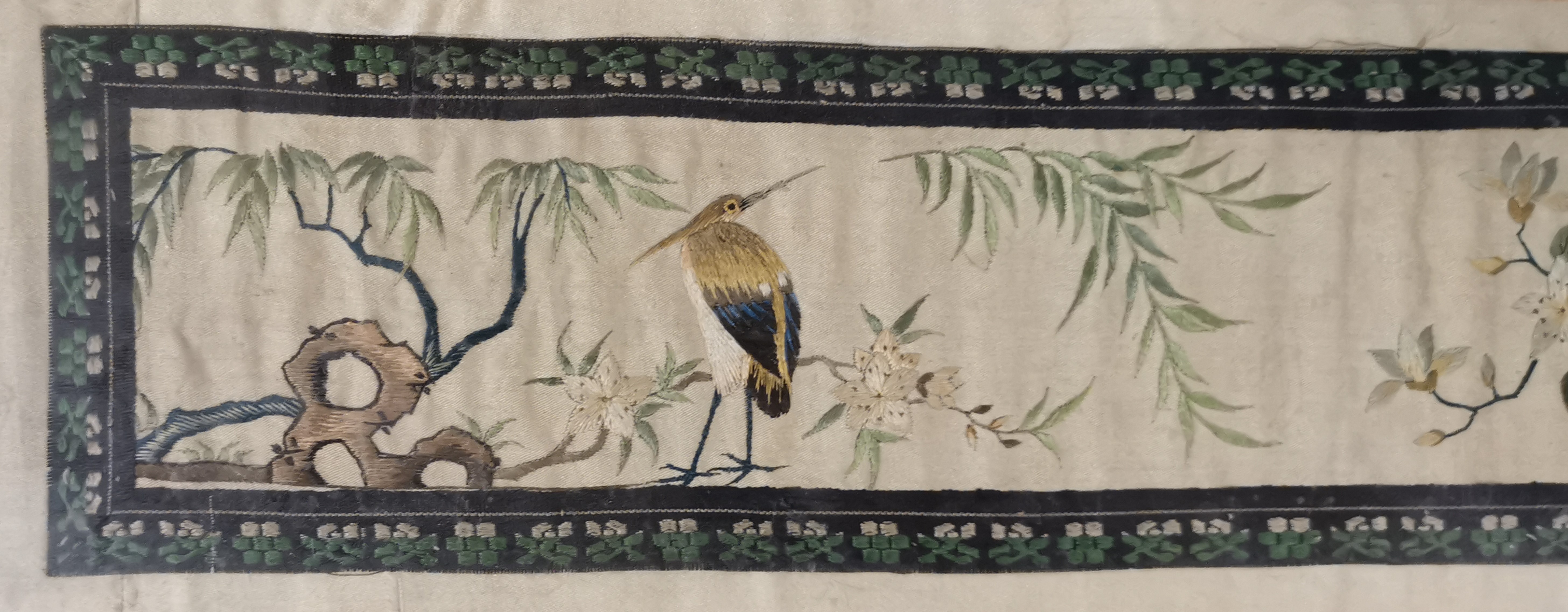 CHINE. Broderie sur soie à décor dans un cartouche d'arbres en fleurs, grue et [...] - Image 2 of 3