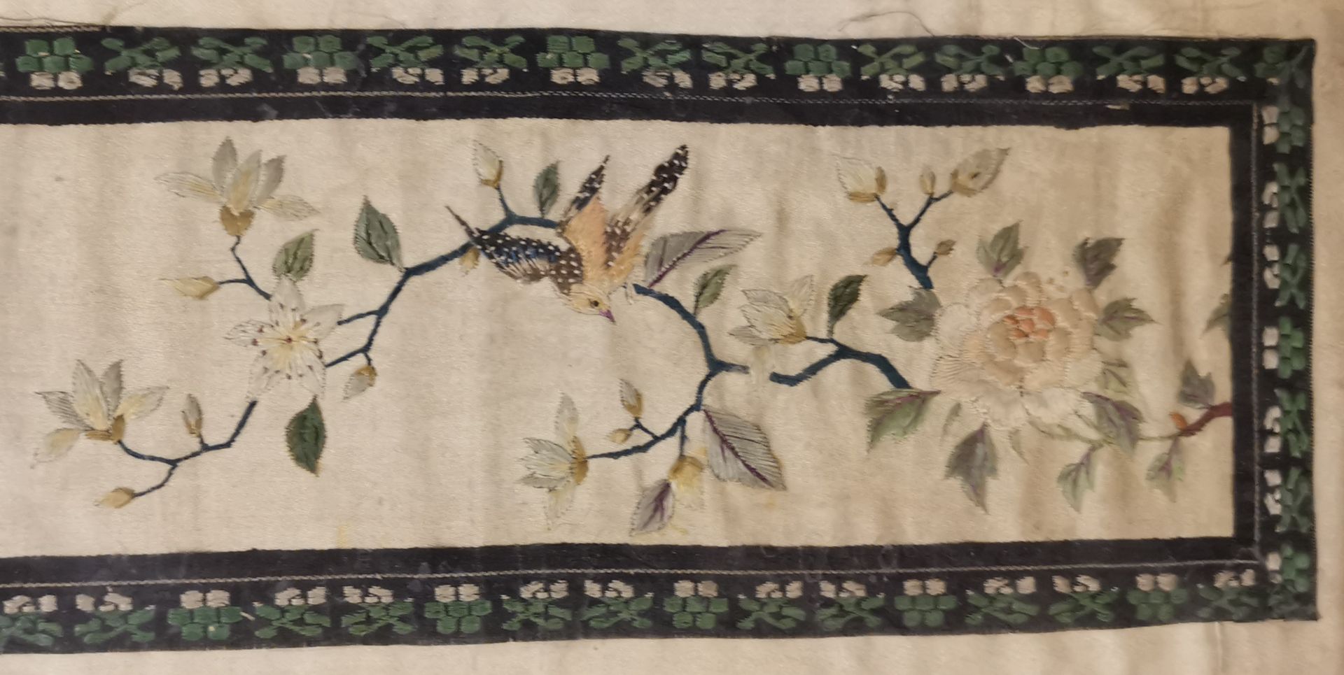 CHINE. Broderie sur soie à décor dans un cartouche d'arbres en fleurs, grue et [...] - Bild 3 aus 3