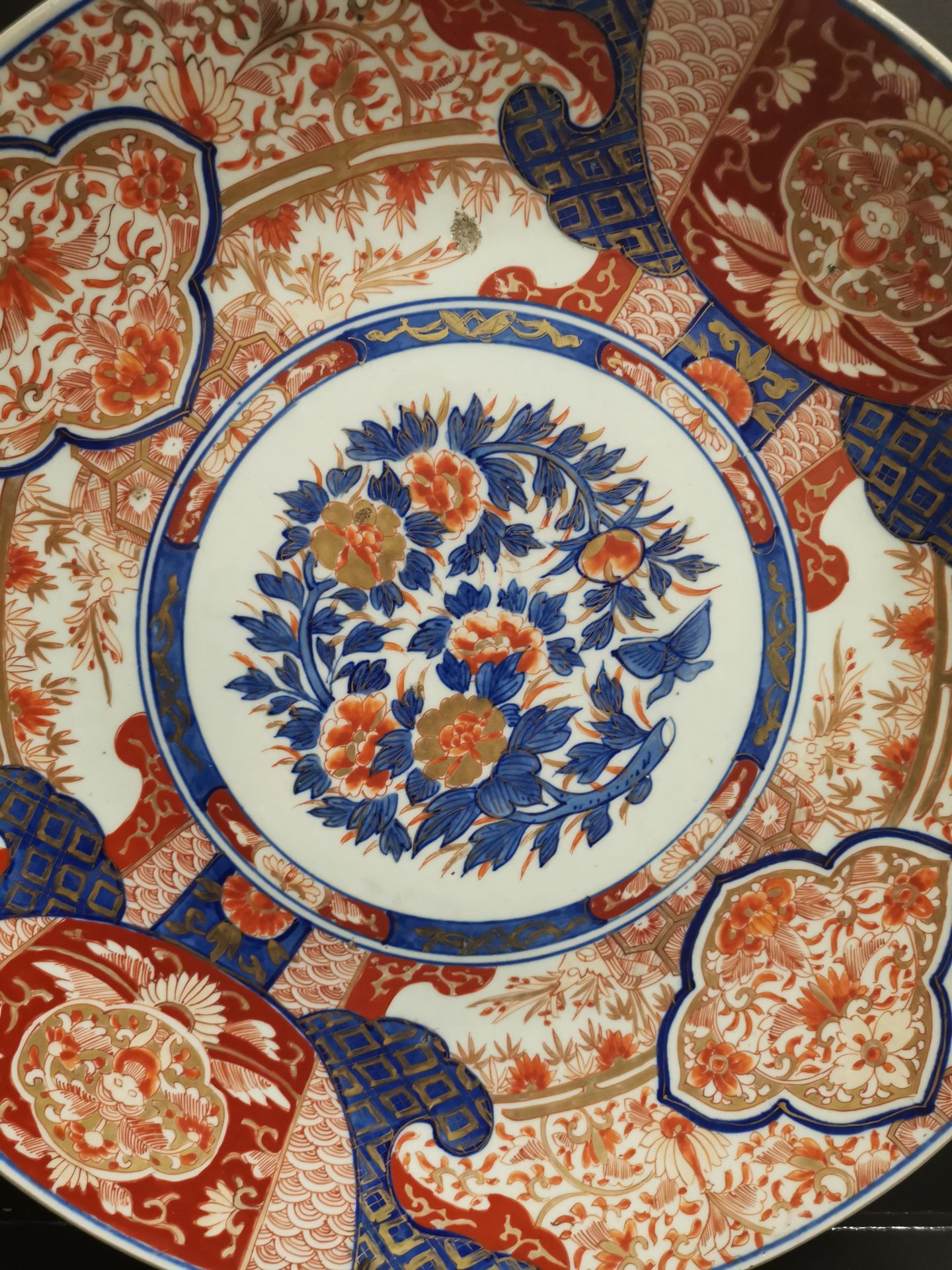 JAPON - Imari. Grand plat à décor rouge or et bleu d'un bouquet central et bordure [...] - Bild 2 aus 2