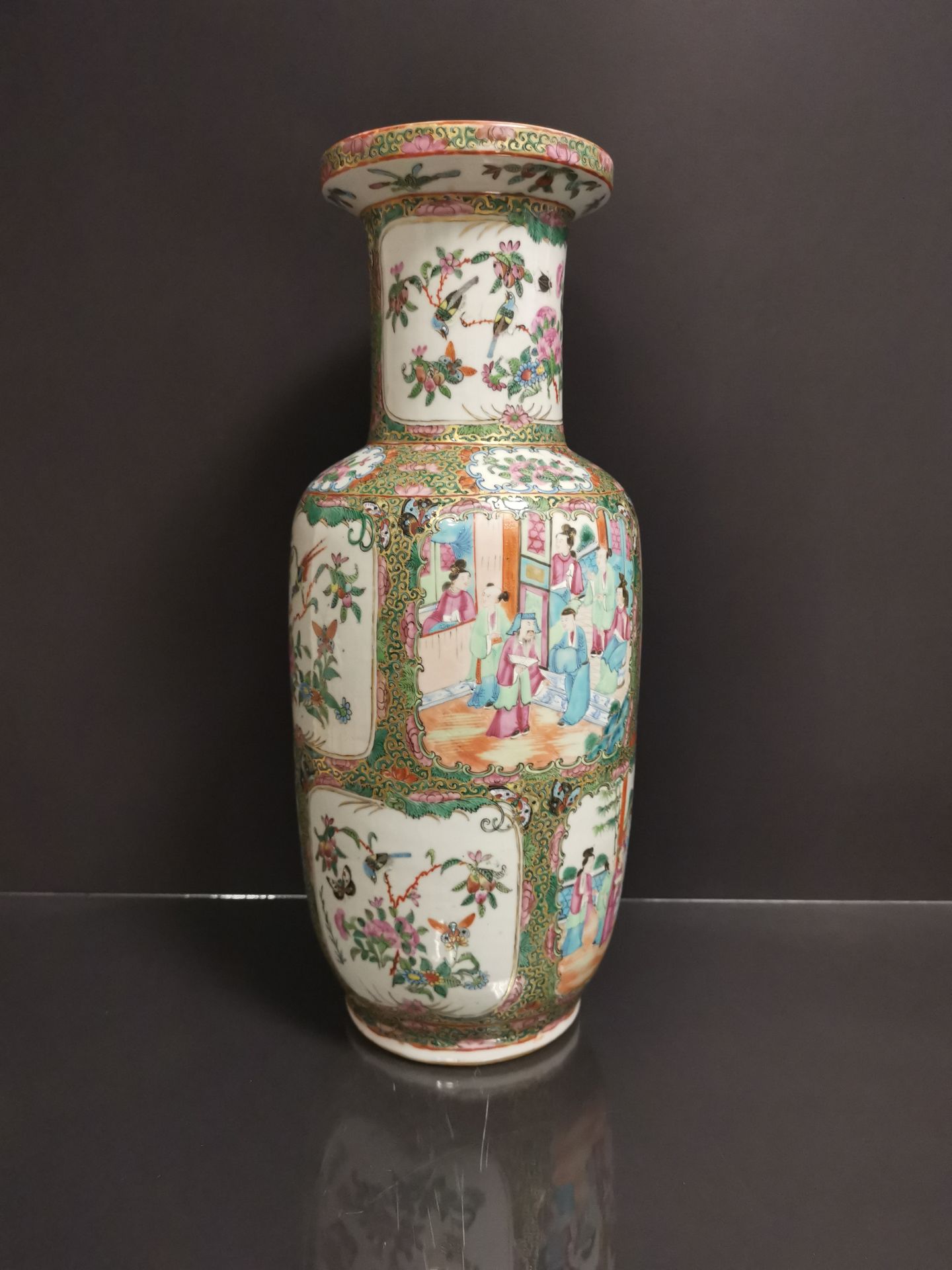 CHINE - Canton. Grand vase balustre à décor en réserves de scènes de pavillons [...]