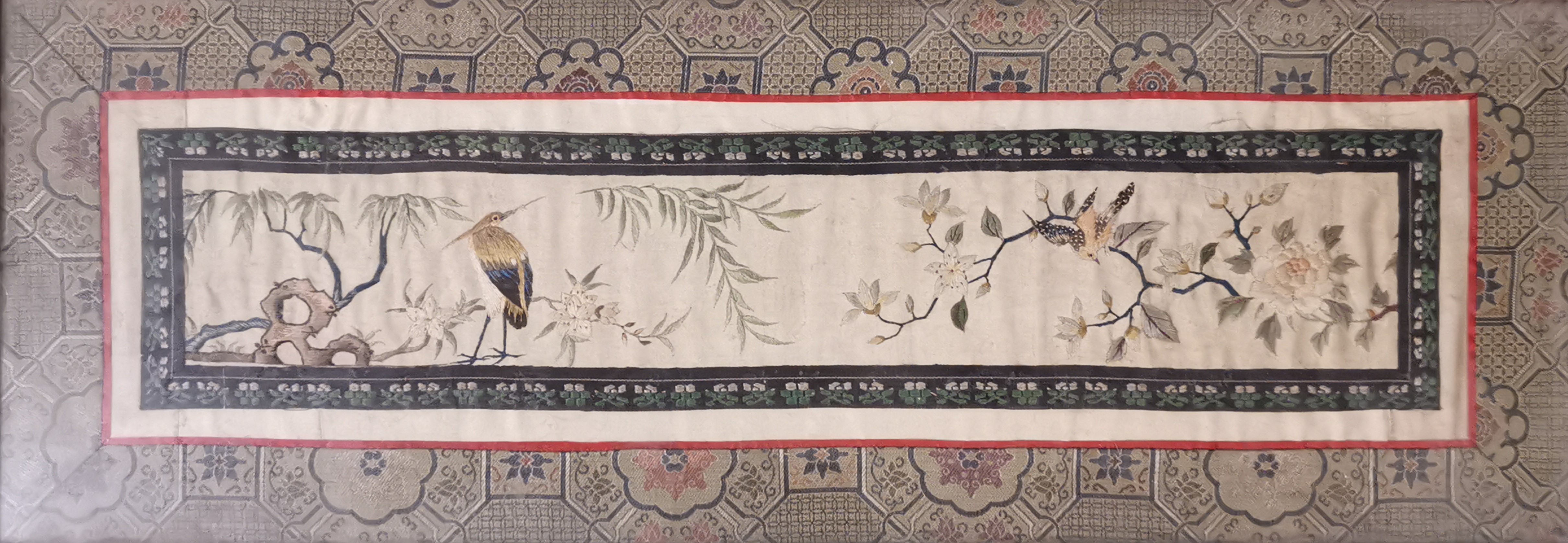 CHINE. Broderie sur soie à décor dans un cartouche d'arbres en fleurs, grue et [...]