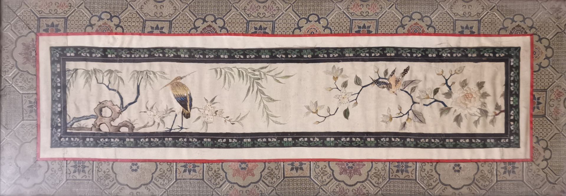 CHINE. Broderie sur soie à décor dans un cartouche d'arbres en fleurs, grue et [...]