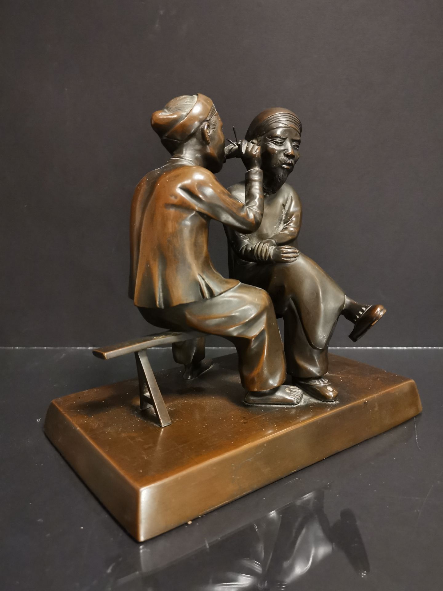 VIETNAM. Deux personnages se curant les oreilles. Bronze. H : 20 cm - - Bild 2 aus 4