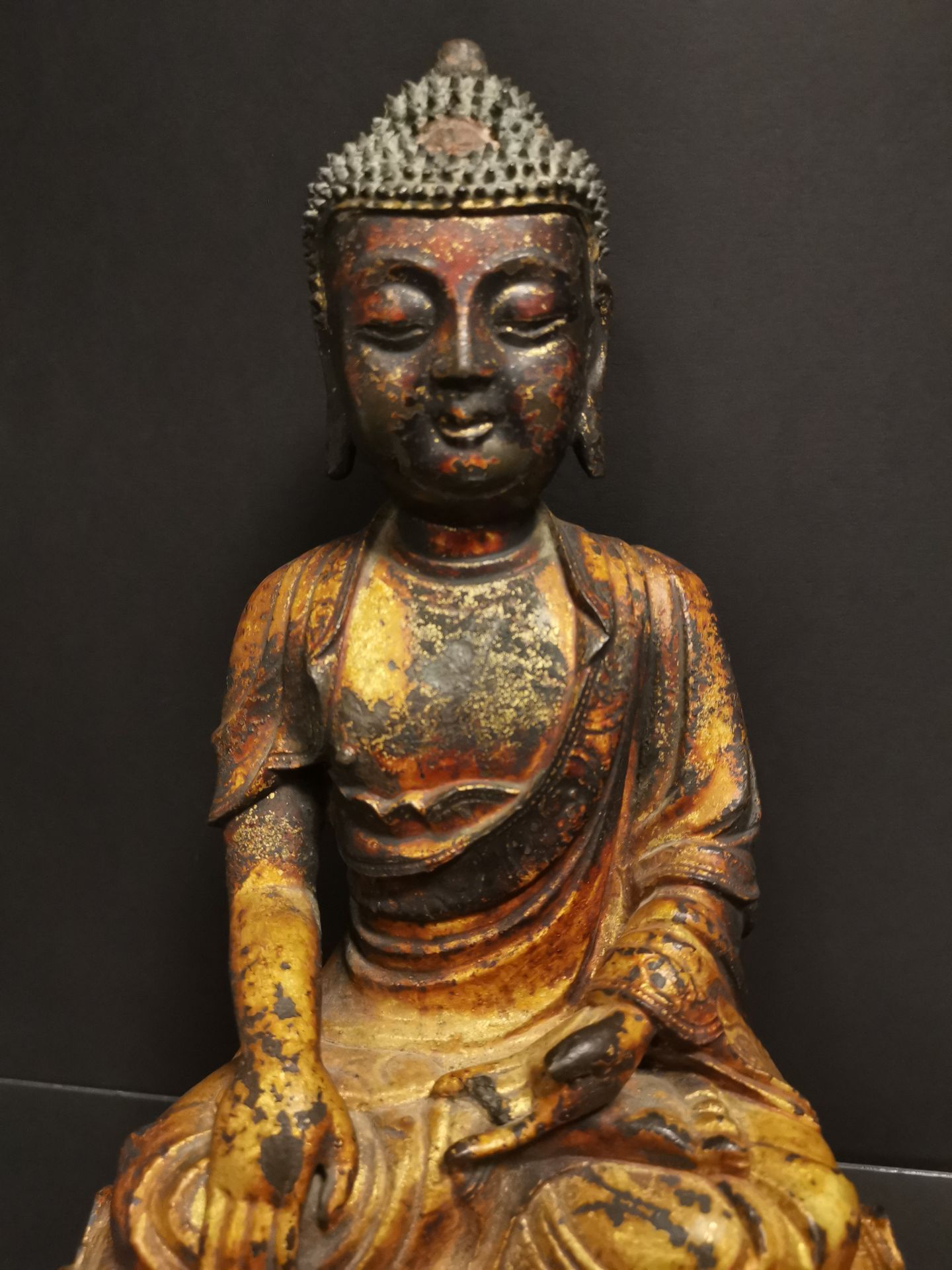 Statuette de bouddha en bronze laqué or Chine, dynastie Ming, XVIIème siècle [...] - Bild 2 aus 6