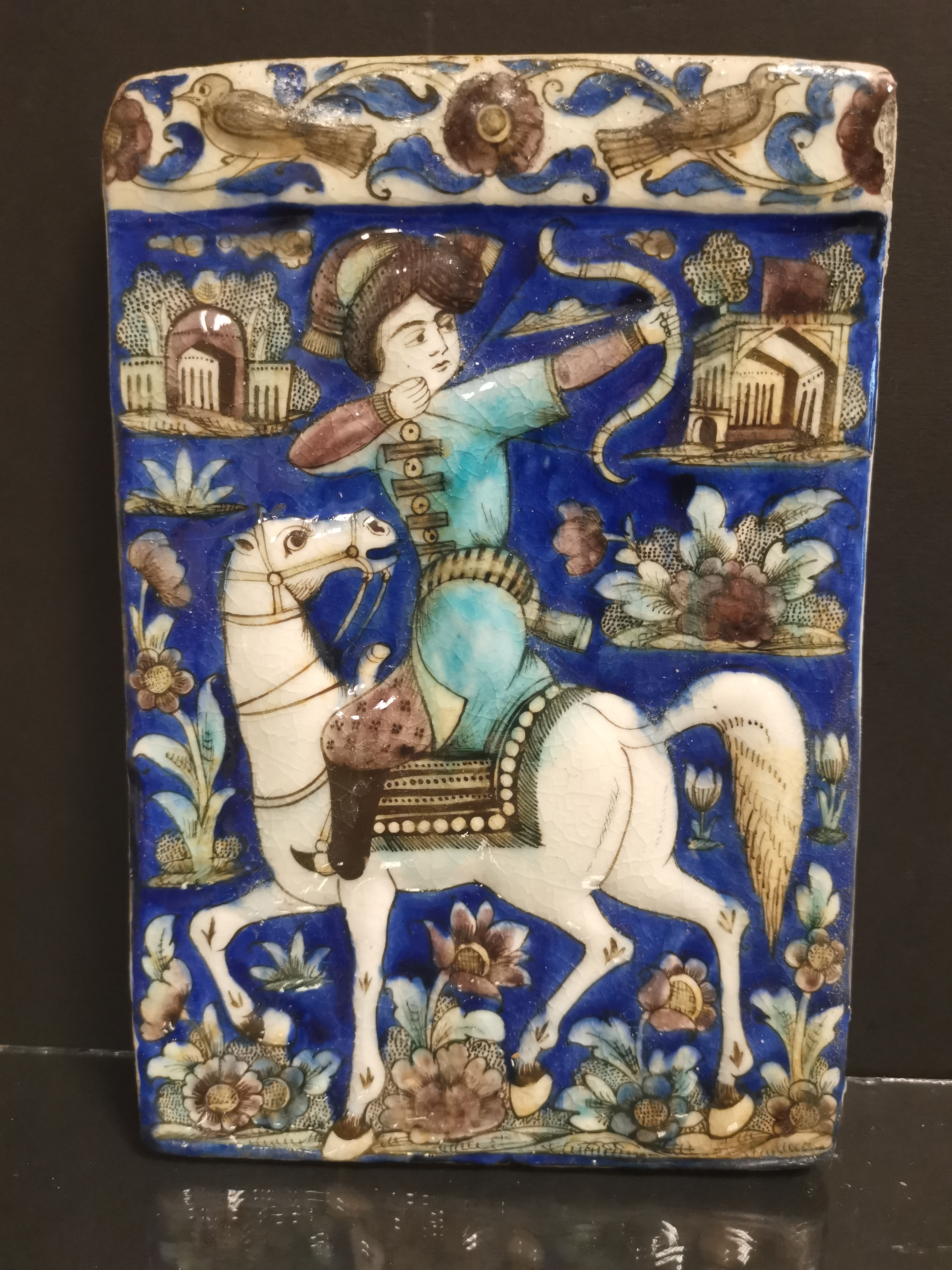 IRAN - Kadjar. Carreau à décor en léger relief d'un archer à cheval sur fond bleu [...] - Image 2 of 4