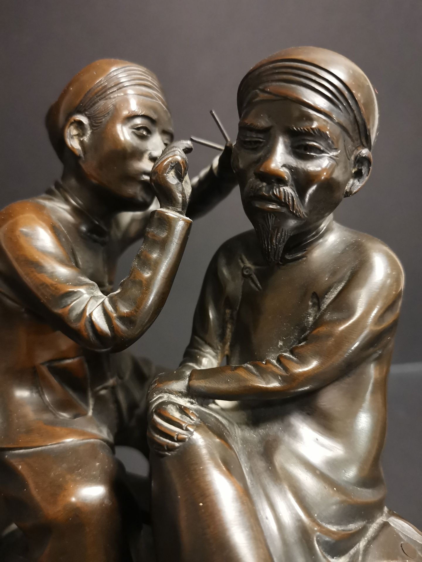 VIETNAM. Deux personnages se curant les oreilles. Bronze. H : 20 cm - - Bild 3 aus 4