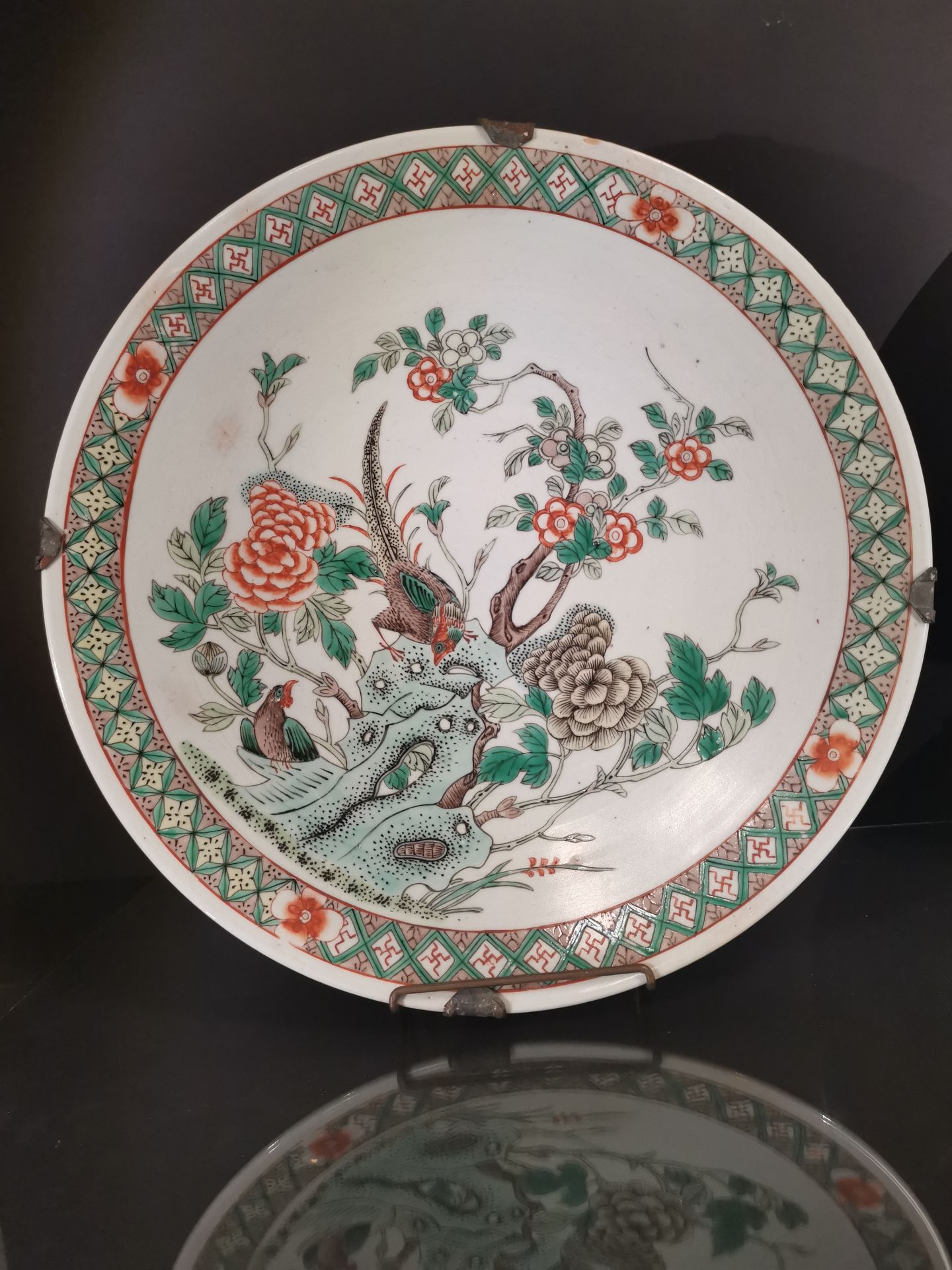 Paire de plats en porcelaine famille verte. Chine, fin du XIXème siècle, début du [...] - Bild 2 aus 3