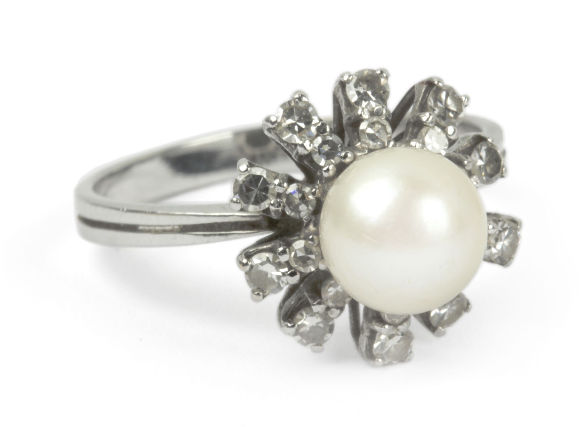 Pearl and diamonds cluster ring with an 18k yellow gold setting