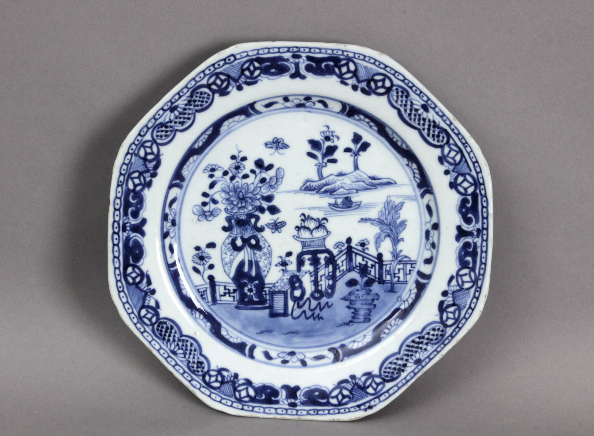 A 19th century Chinese Qing dynasty porcelain plate