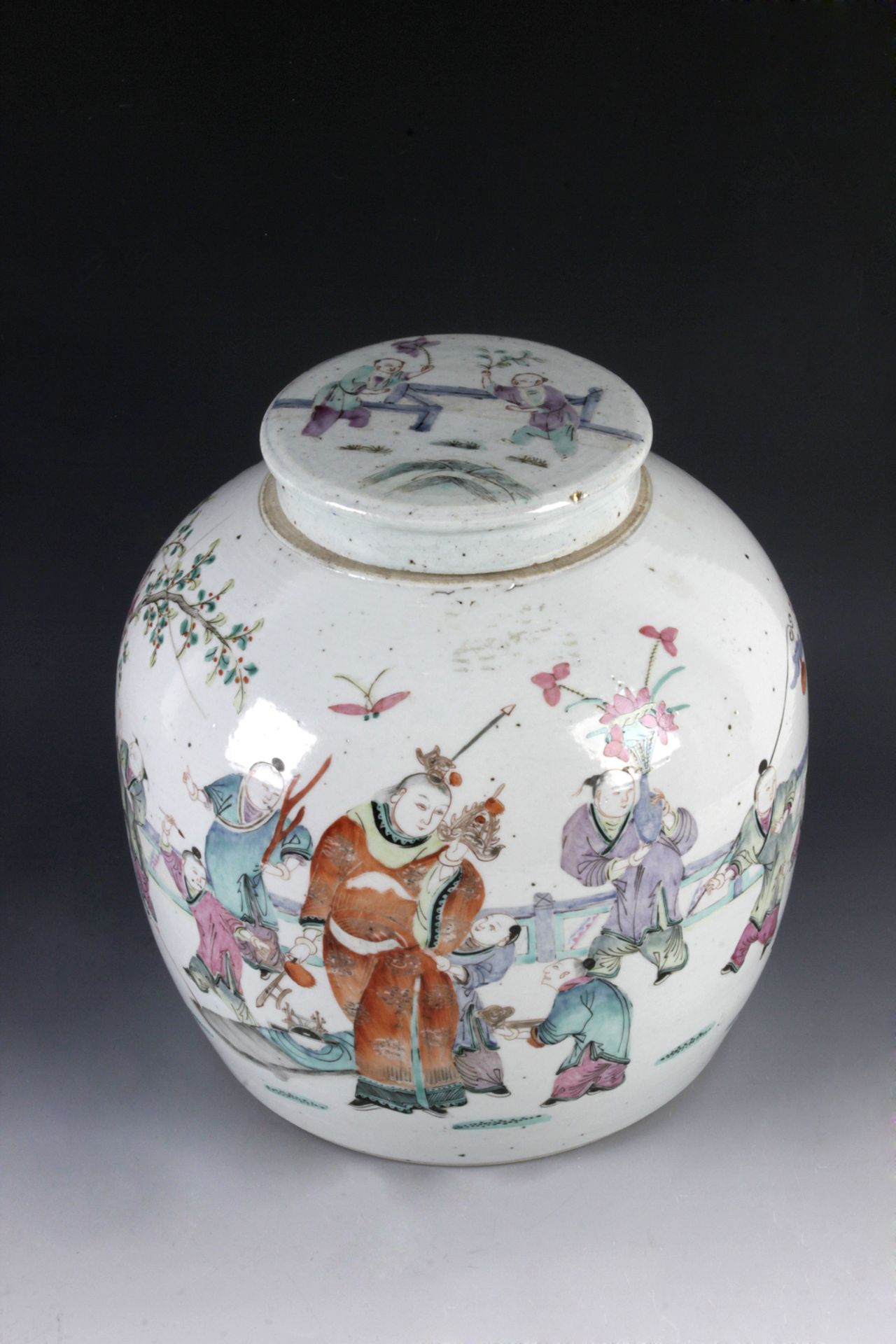 A 19th century Chinese Qing dynasty porcelain ginger jar