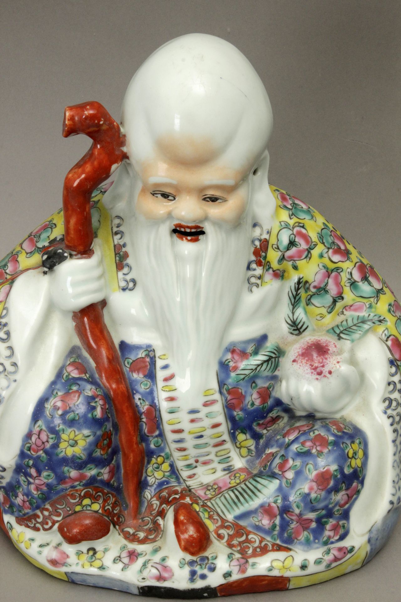 20th century Chinese school. A polychromed porcelain Buddha figure - Bild 2 aus 4