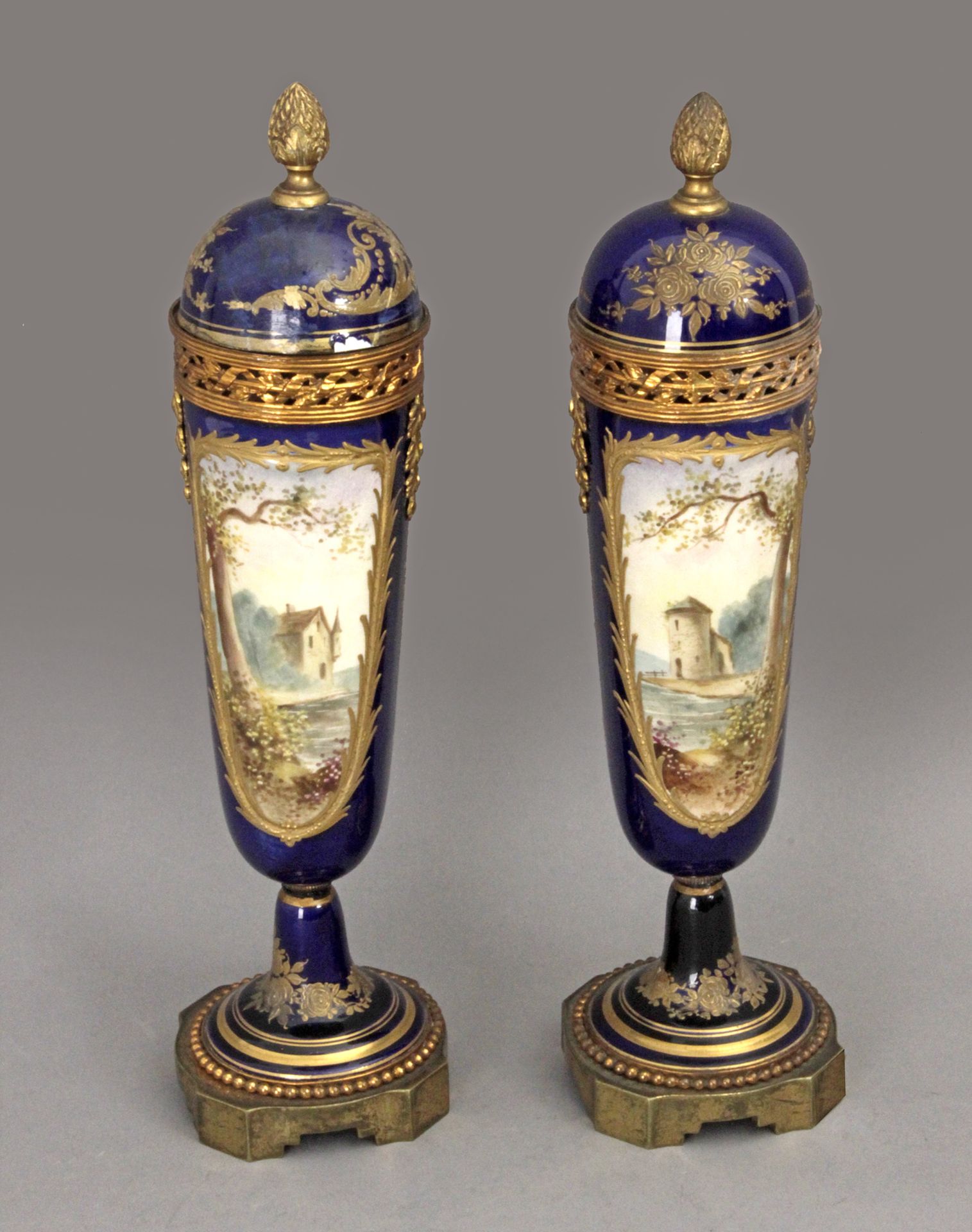 Pair of 19th century decorative urns in Sévres porcelain - Bild 2 aus 4