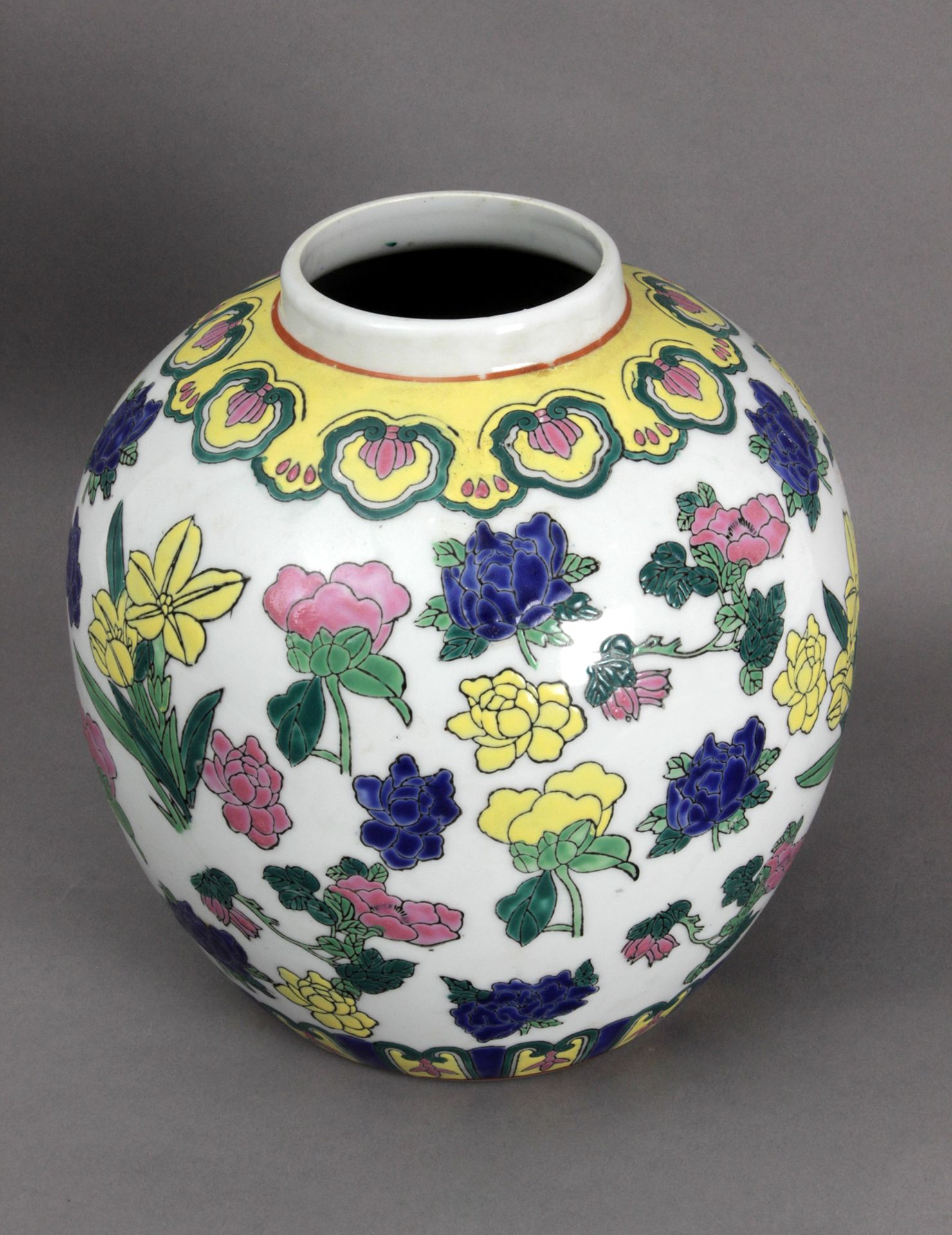 A 20th century Chinese porcelain vase from the Republic period - Image 2 of 4