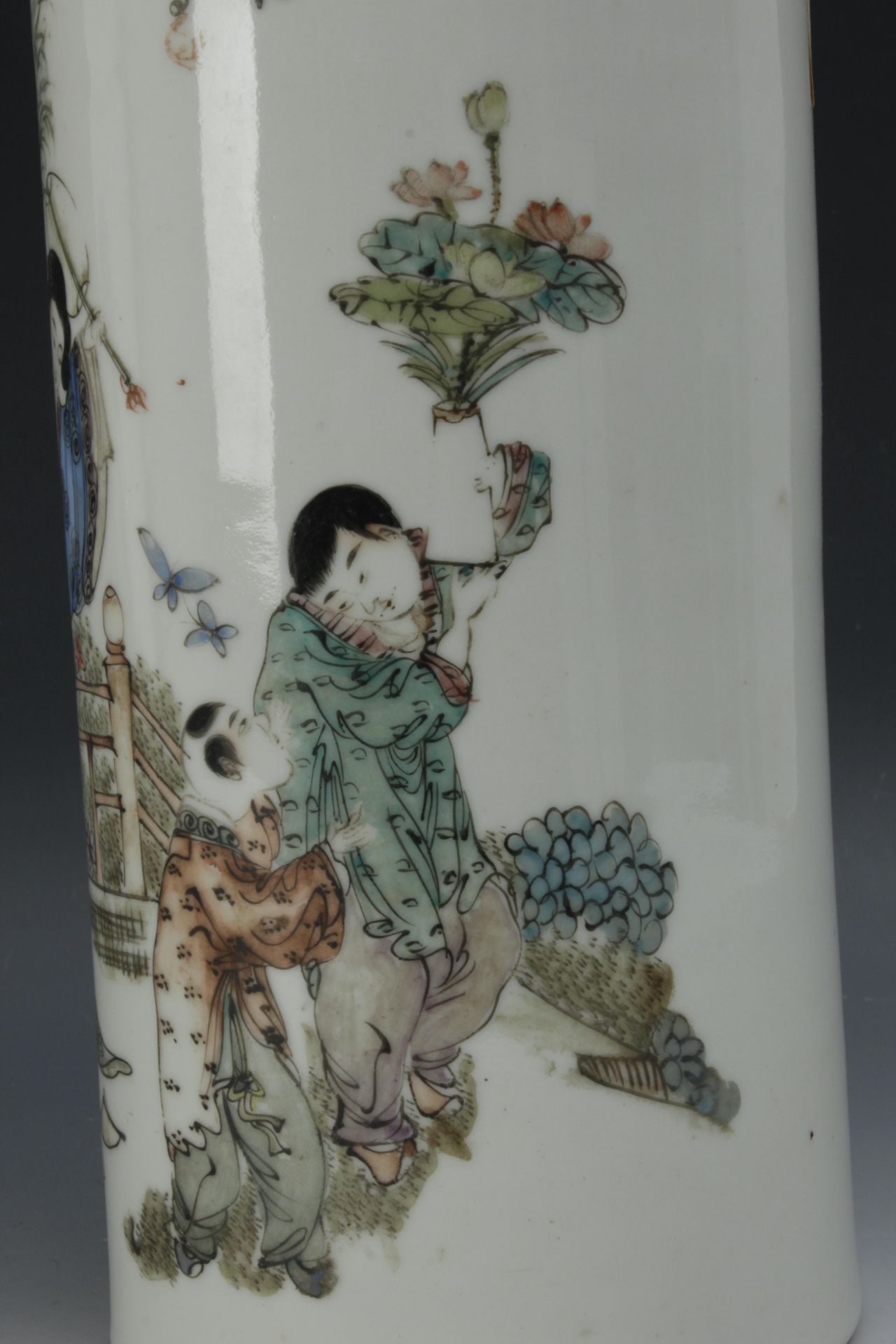 A 20th century Chinese porcelain brush pot from the Republic period - Image 2 of 4