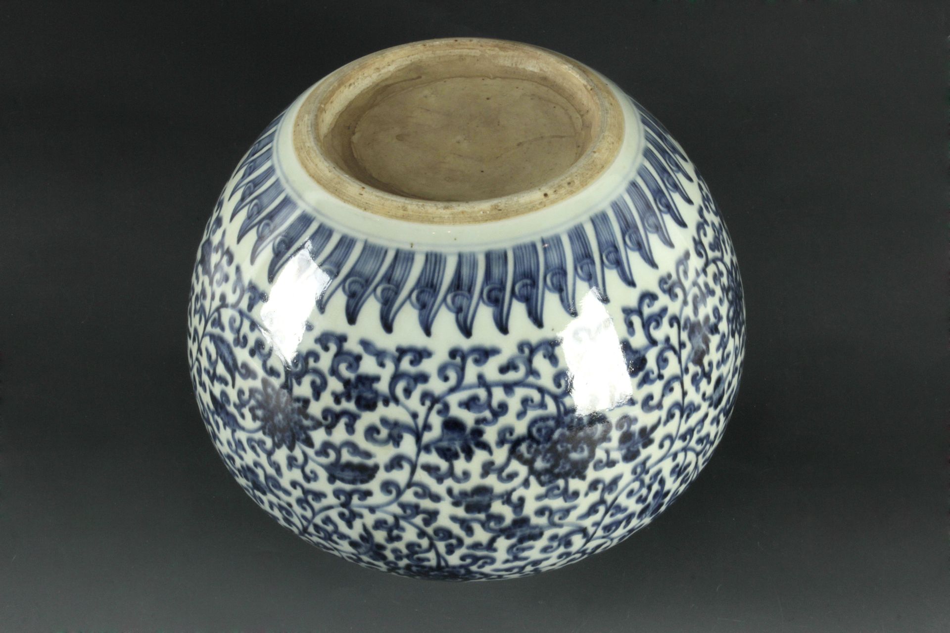 A 19th century Chinese Qing dynasty porcelain vase - Image 2 of 2