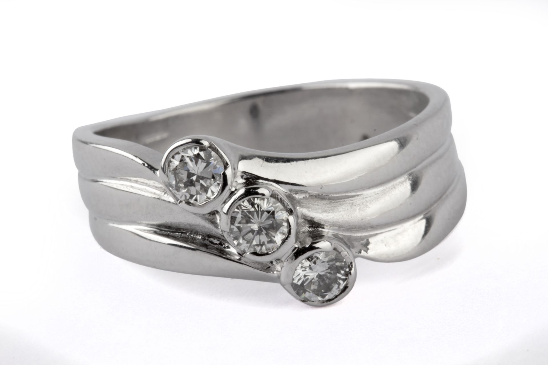 Brilliant cut diamonds three stone ring with an 18 k. white gold setting - Bild 2 aus 2