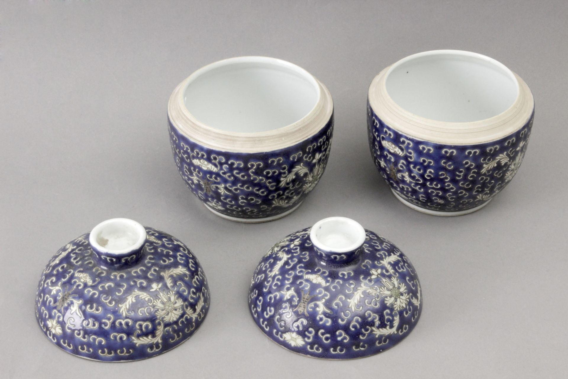 A pair of 20th century Chinese porcelain tea cups - Image 4 of 5