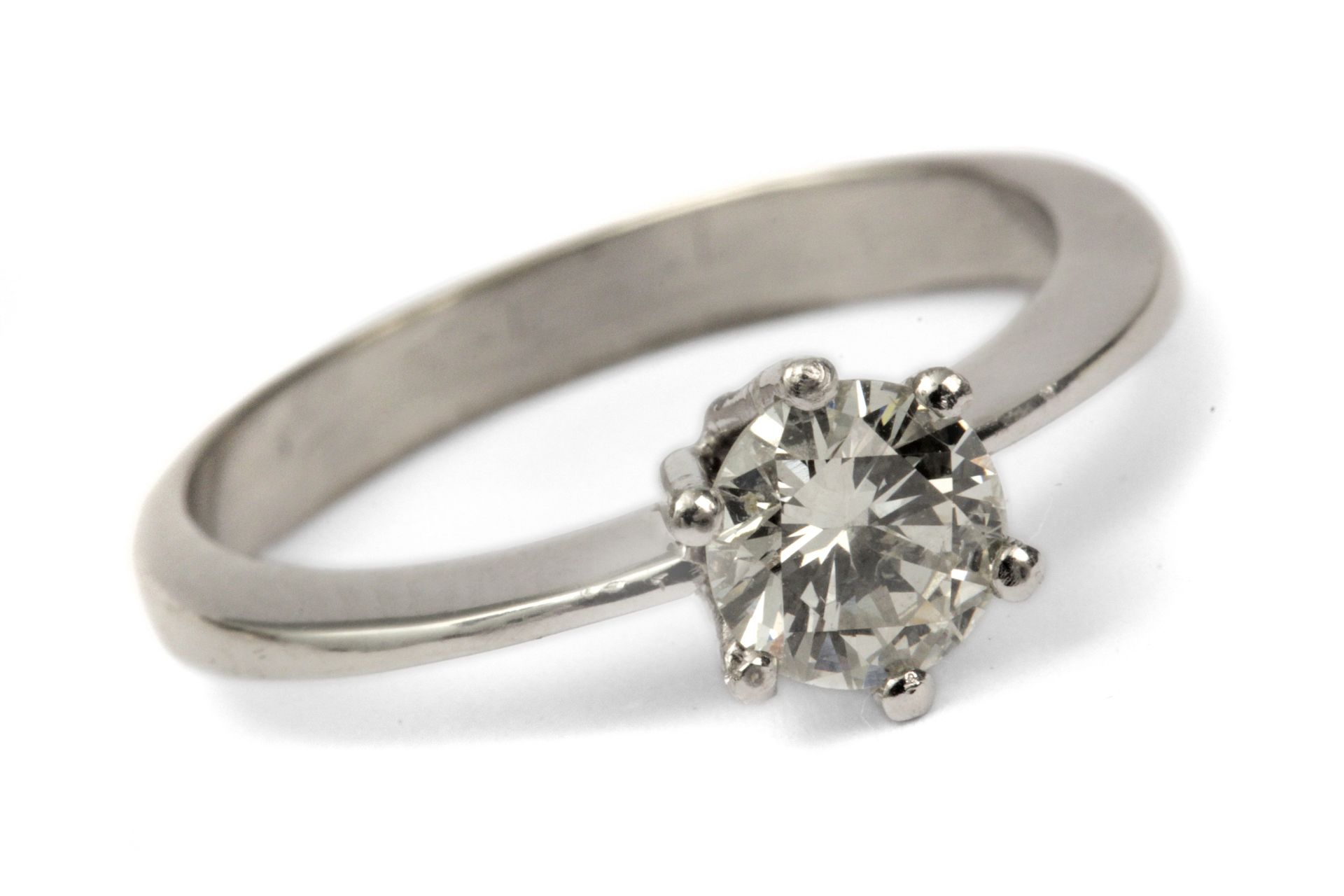 0,60 ct. brilliant cut diamond solitaire ring with an 18k. white gold setting