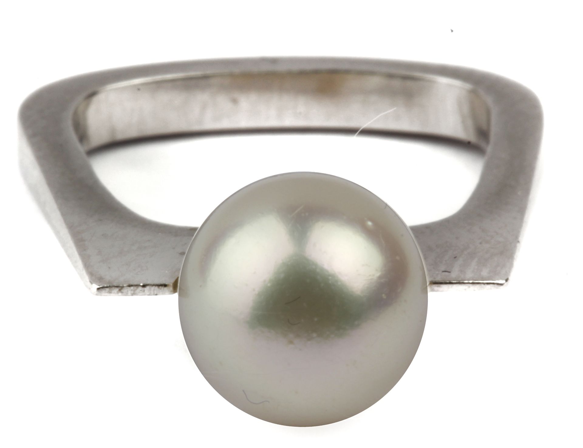 Cultured pearl ring with an 18k. white gold setting