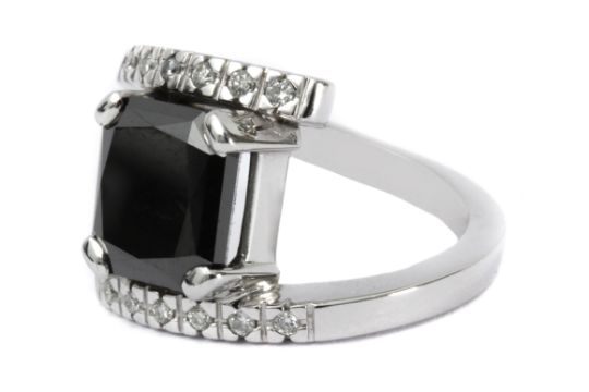 Black diamond and colourless diamonds ring with an 18k. white gold setting - Image 2 of 4