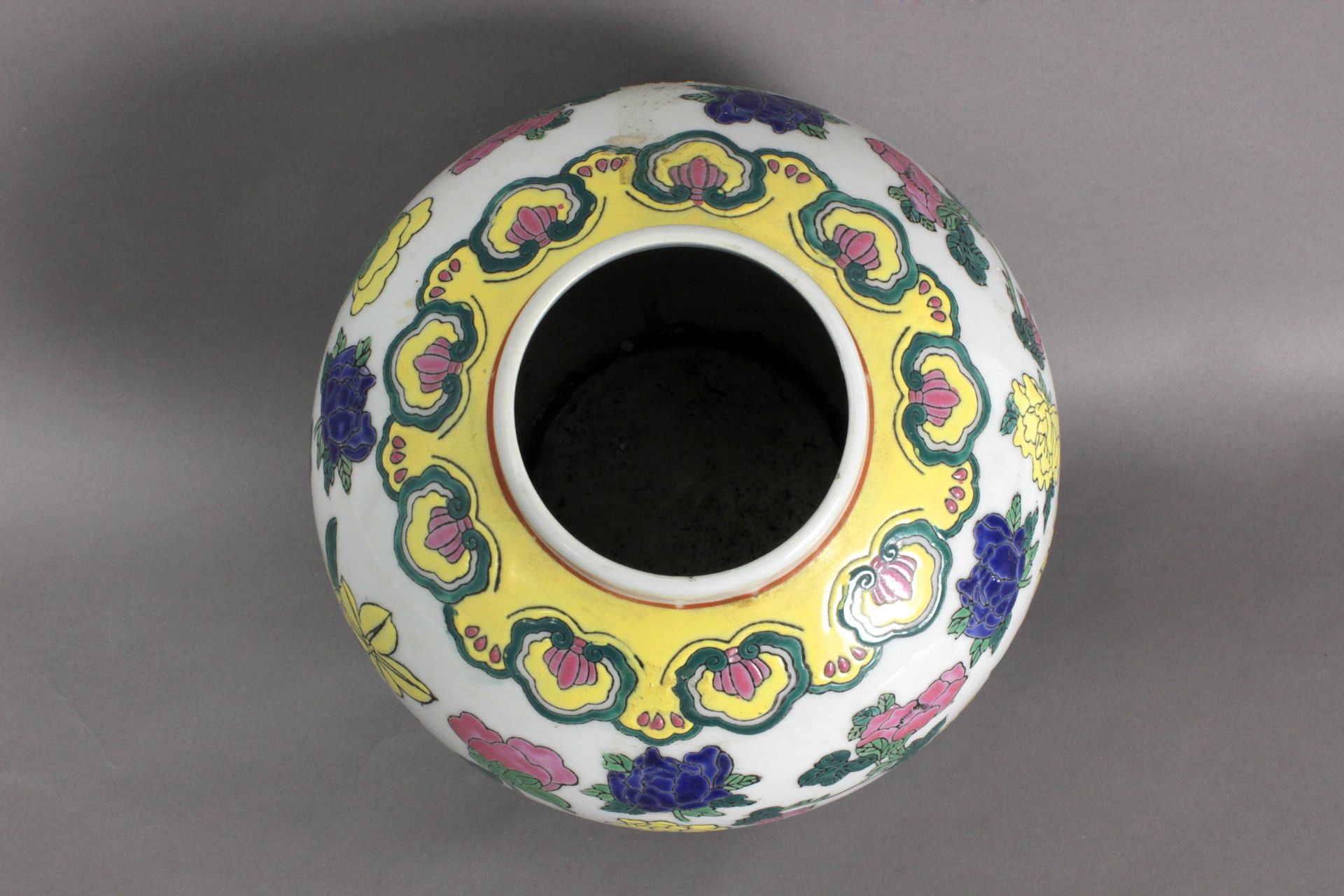 A 20th century Chinese porcelain vase from the Republic period - Image 4 of 4