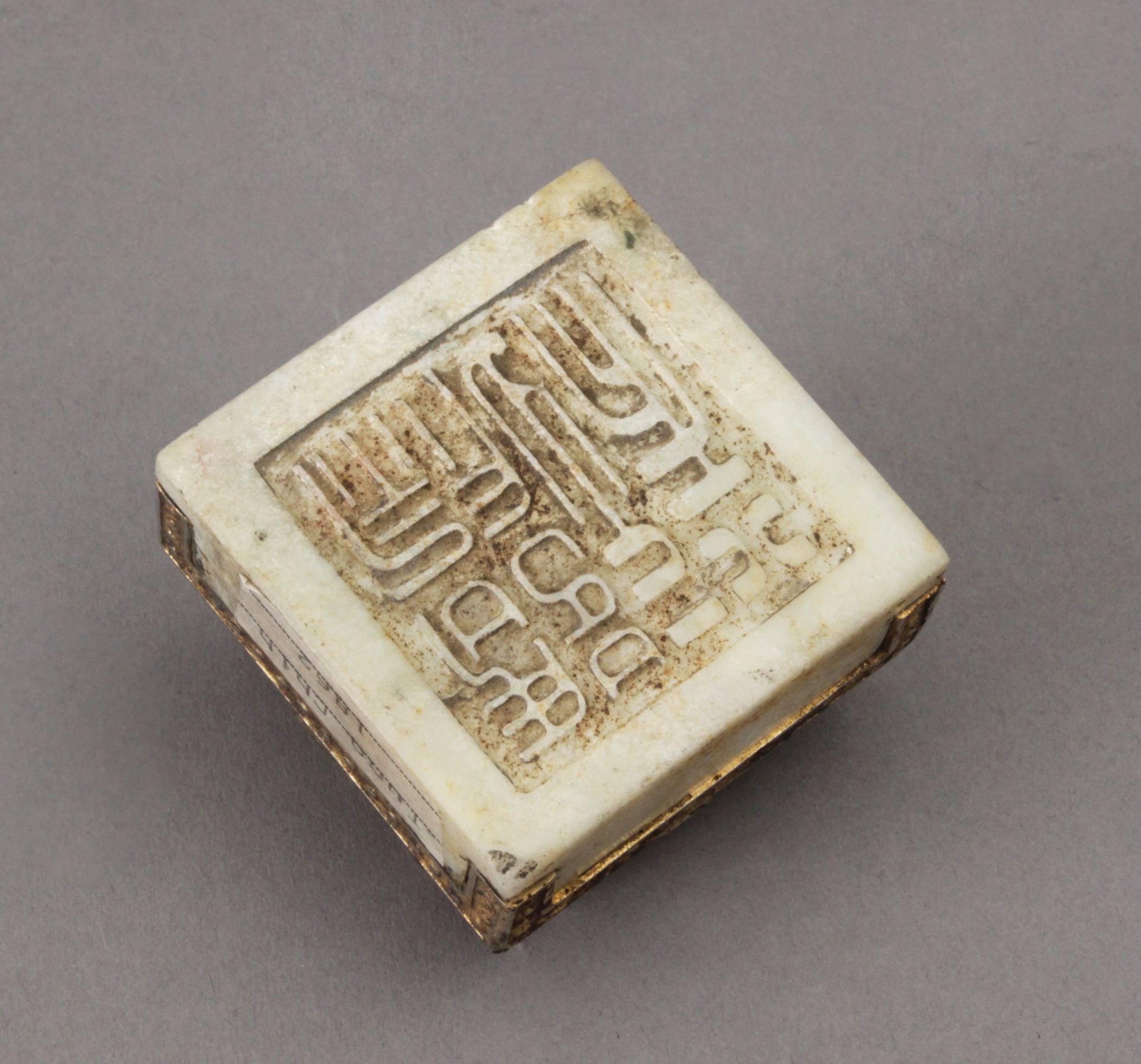 A 19th-20th centuries Chinese carved hardstone seal on a stand - Bild 3 aus 3