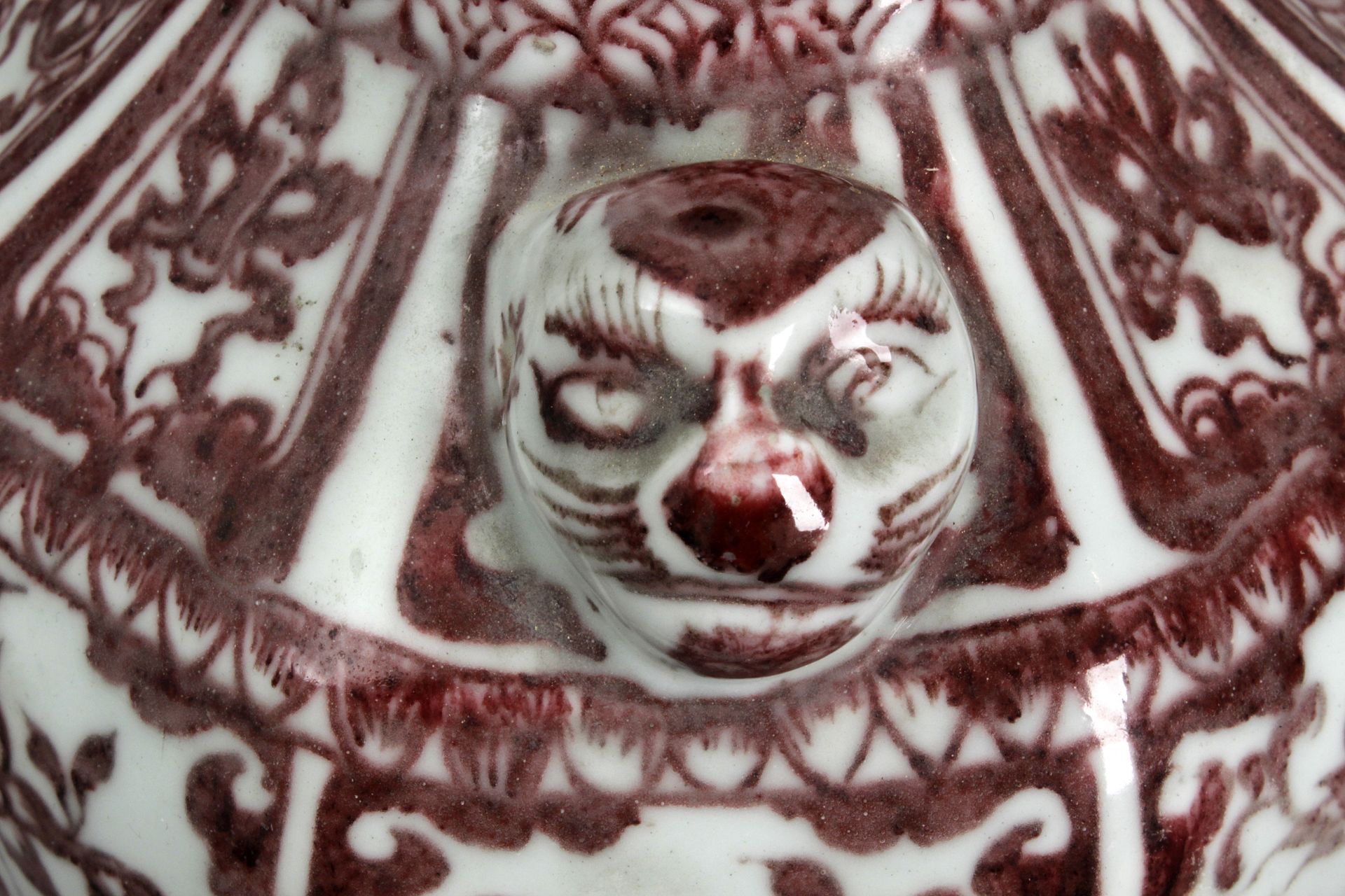 A 19th century Chinese Qing dynasty porcelain archaistic vase - Image 3 of 4