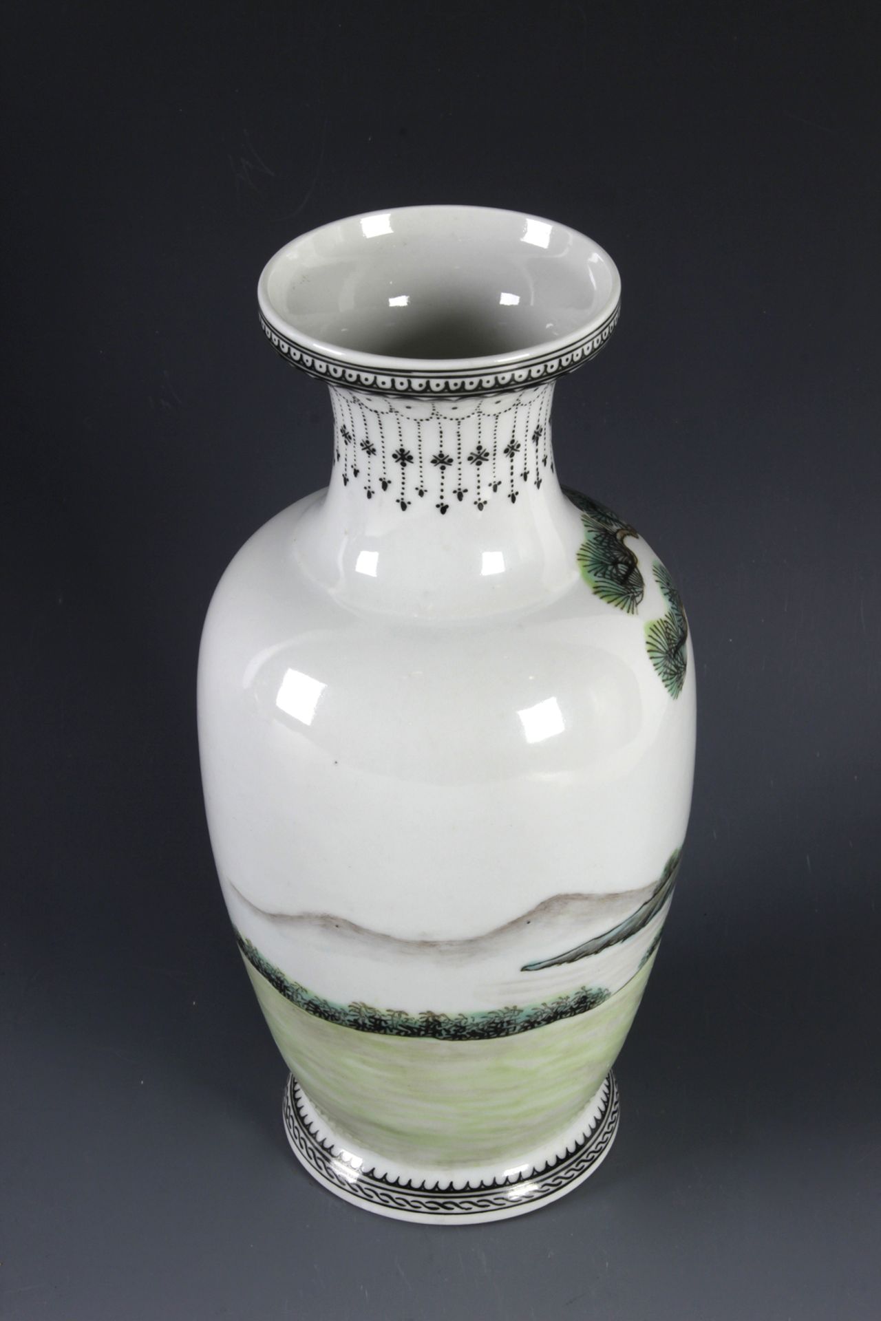 A 20th century Chinese porcelain vase from the Republic period - Image 2 of 3