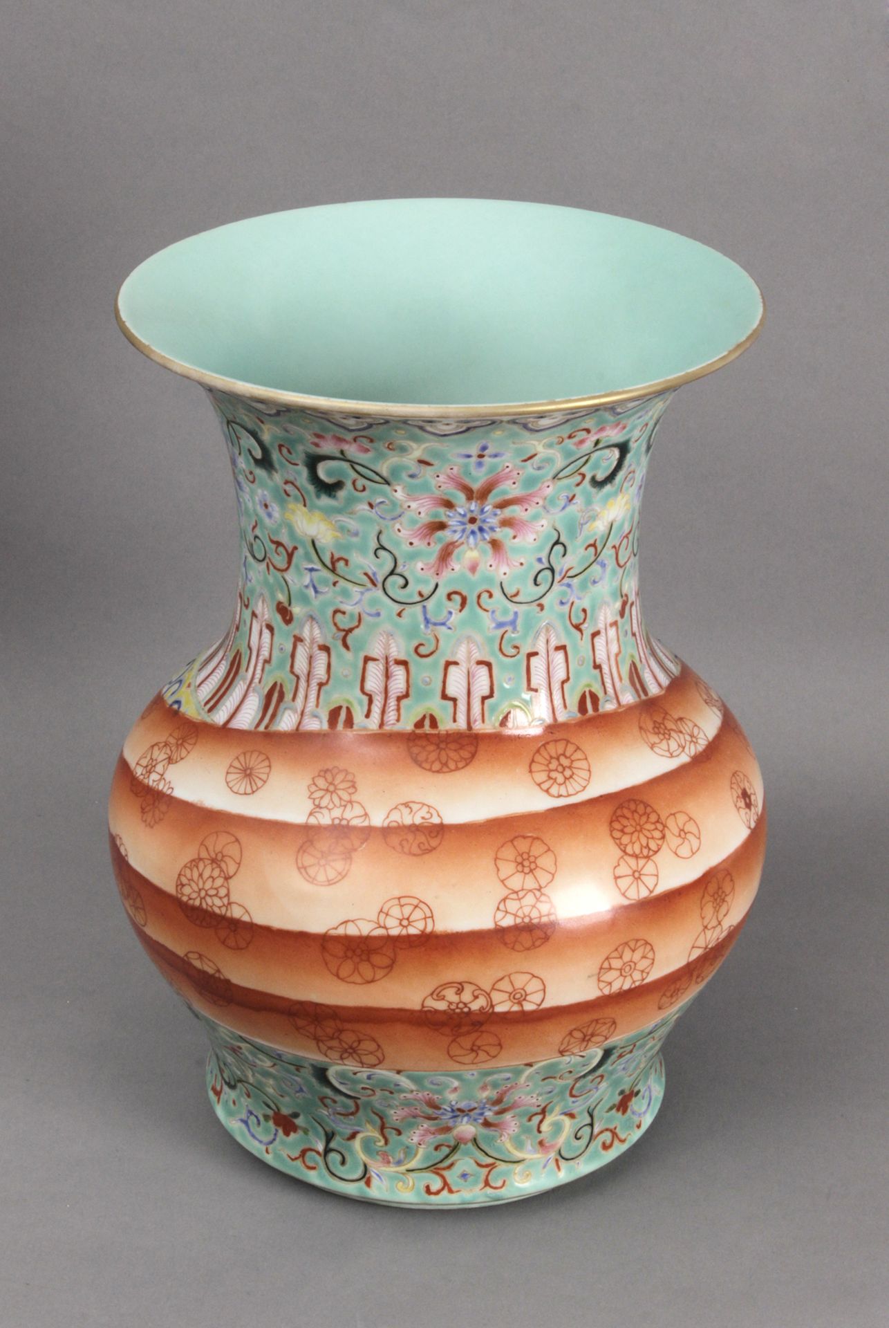 A 20th century Chinese Famille Rose porcelain vase from the Republic period - Image 2 of 3