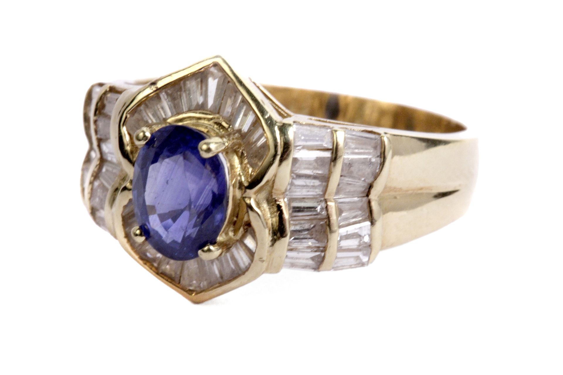 18 k. yellow gold ring with a 1'54 ct. sapphire and baguette cut and taper cut diamonds