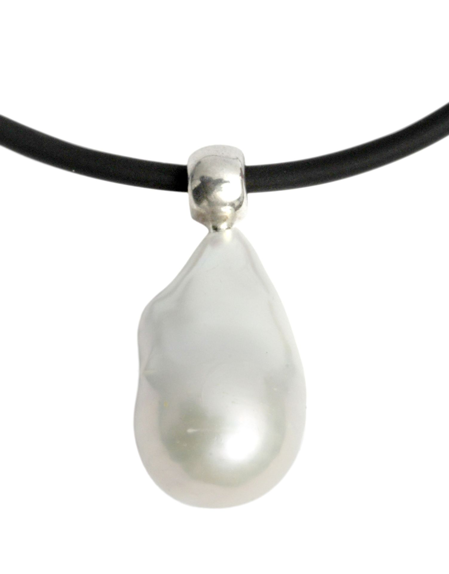 Baroque pearl pendant with a silver setting and a rubber necklace with a silver clasp