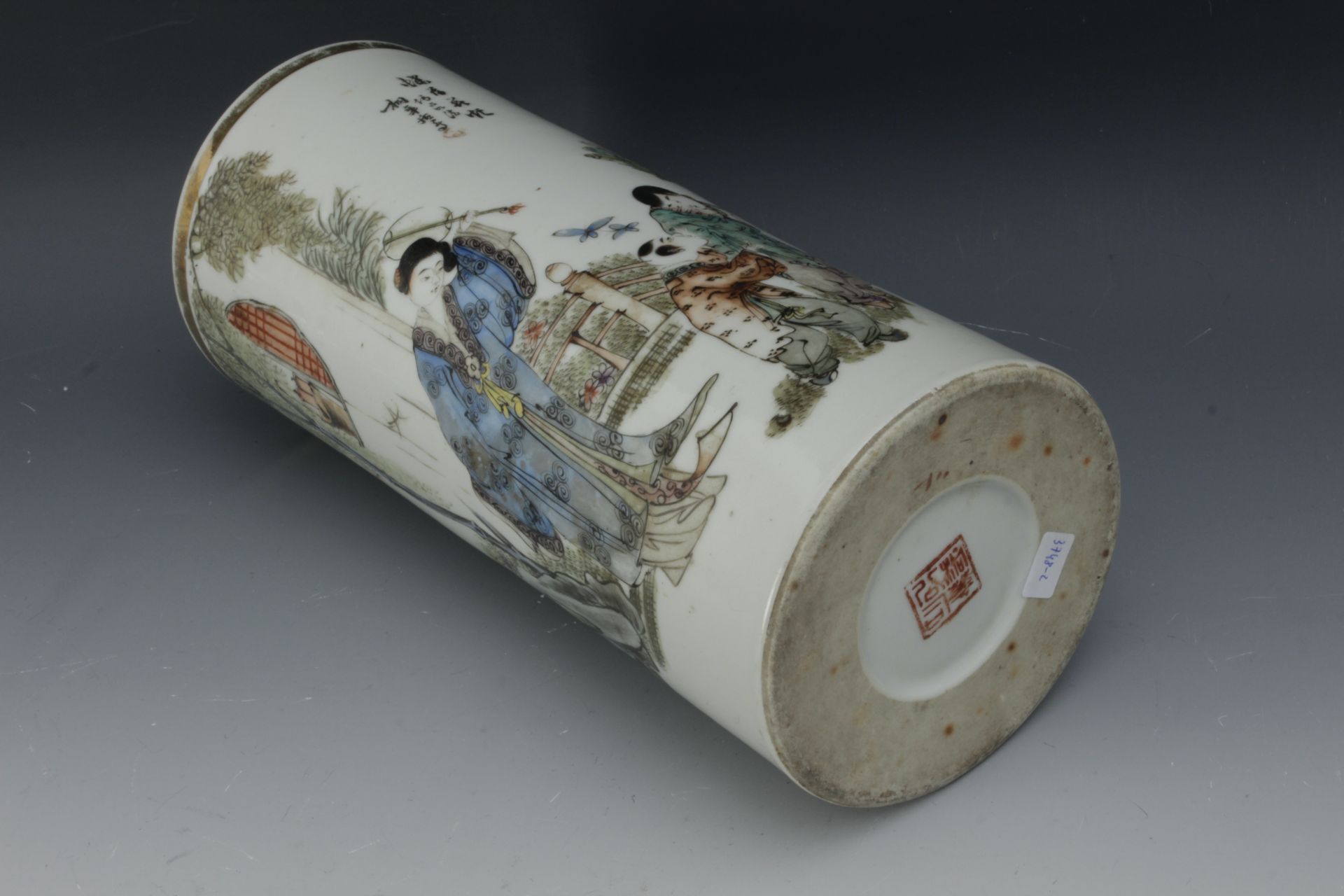 A 20th century Chinese porcelain brush pot from the Republic period - Image 4 of 4