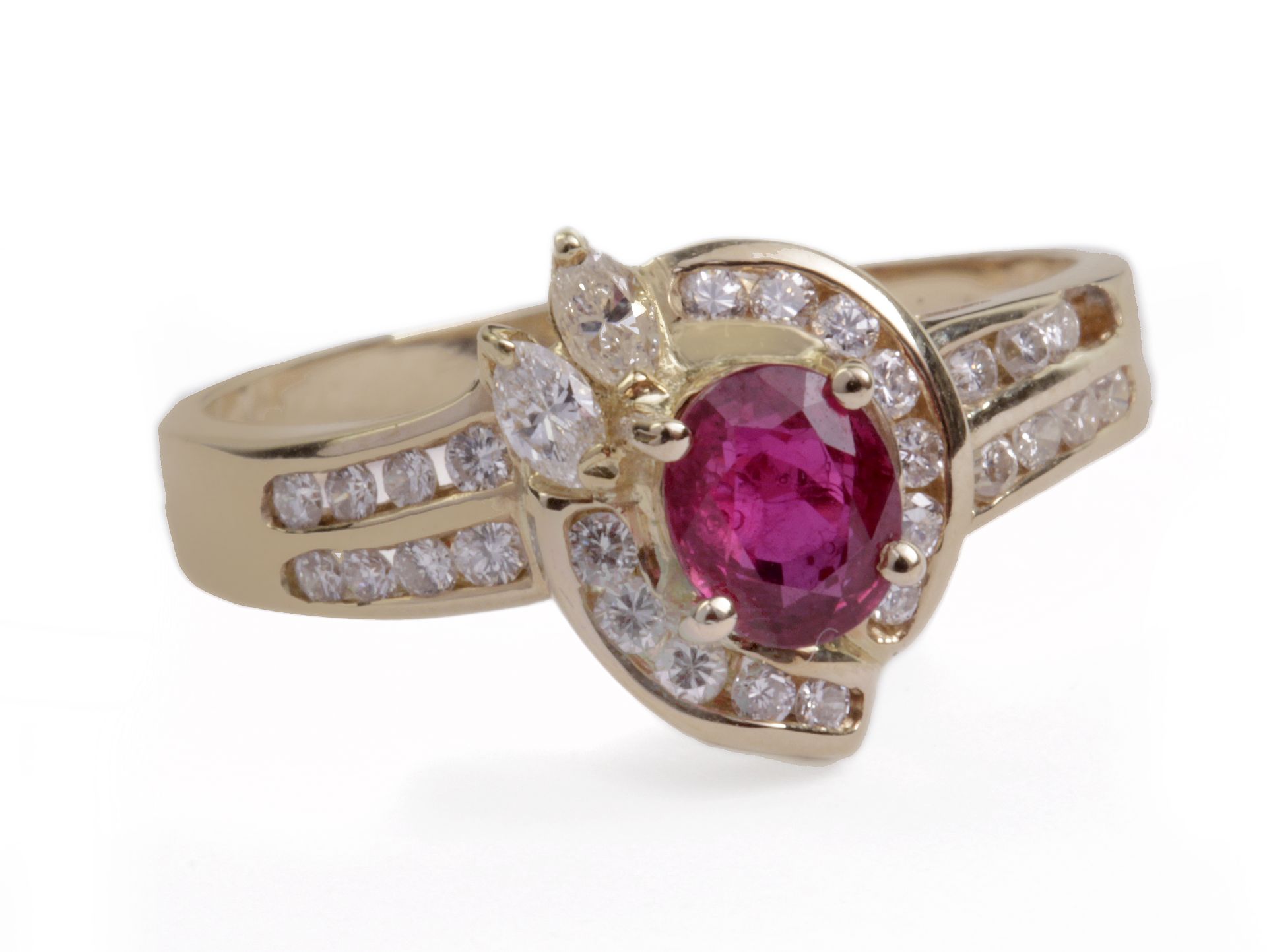 Diamonds and ruby ring with an 18k. yellow gold setting