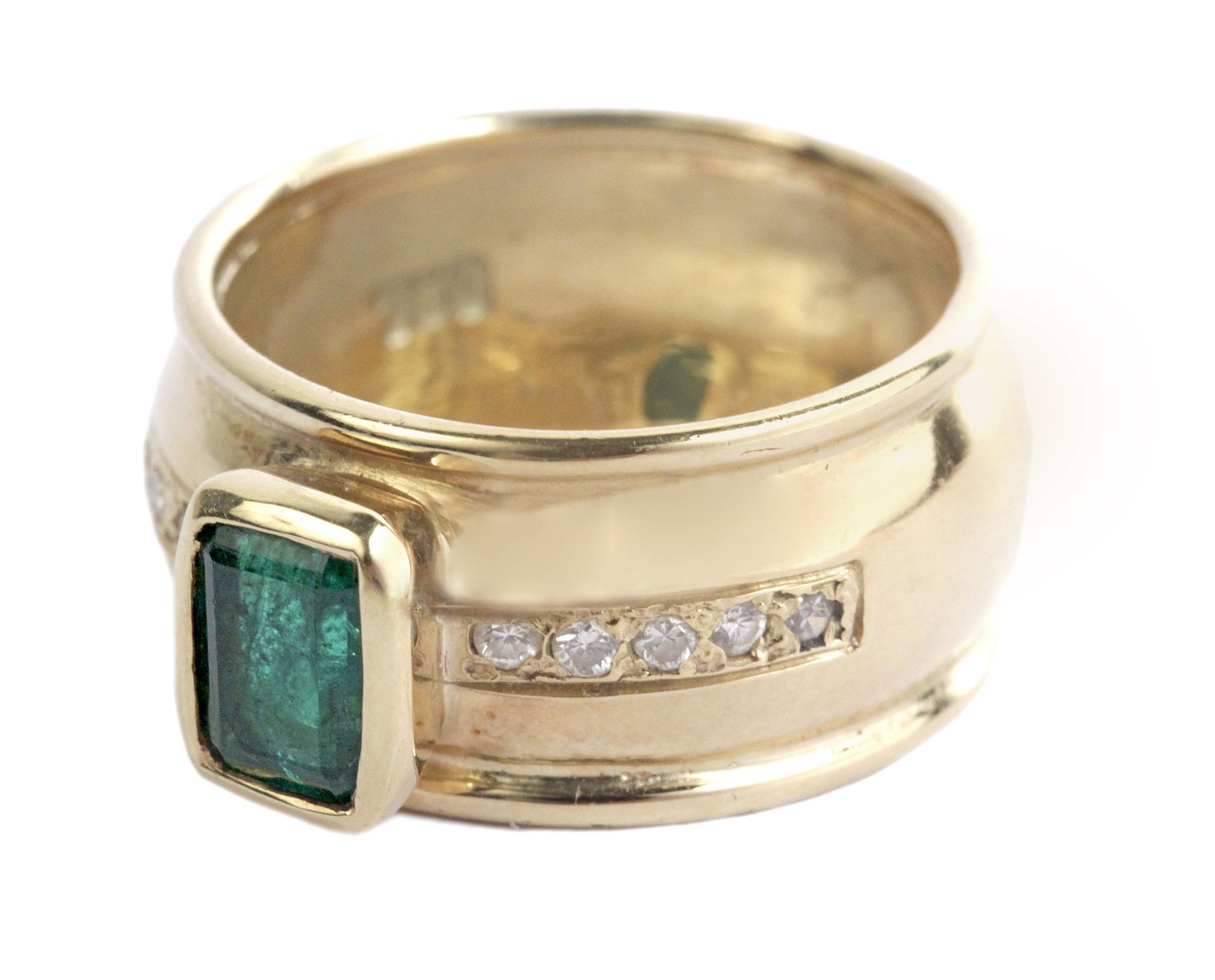 Emerald and diamonds ring with an 18k. yellow gold setting