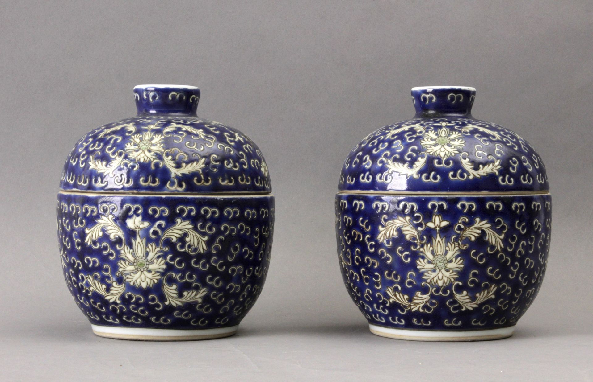 A pair of 20th century Chinese porcelain tea cups - Image 2 of 5