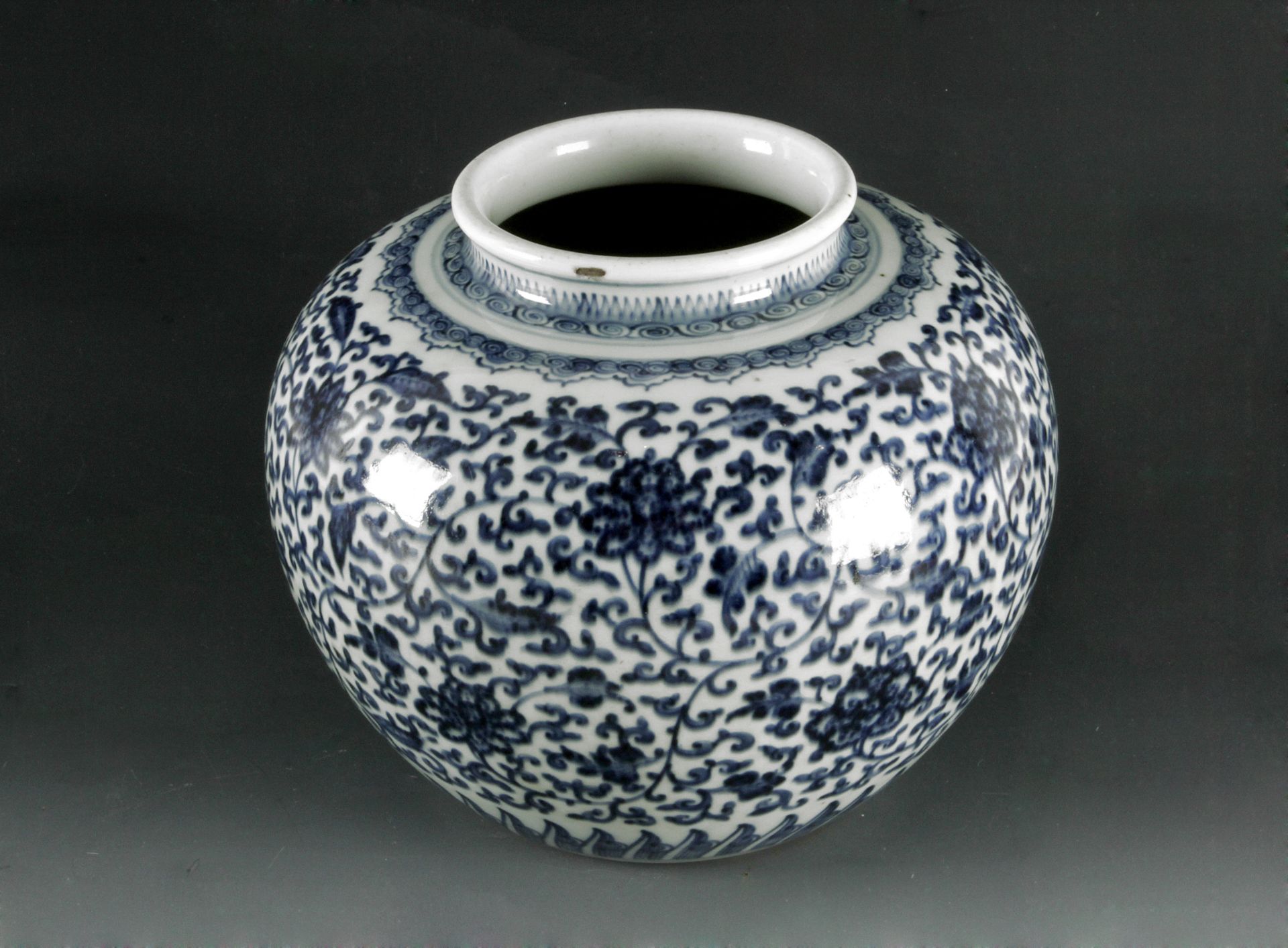 A 19th century Chinese Qing dynasty porcelain vase