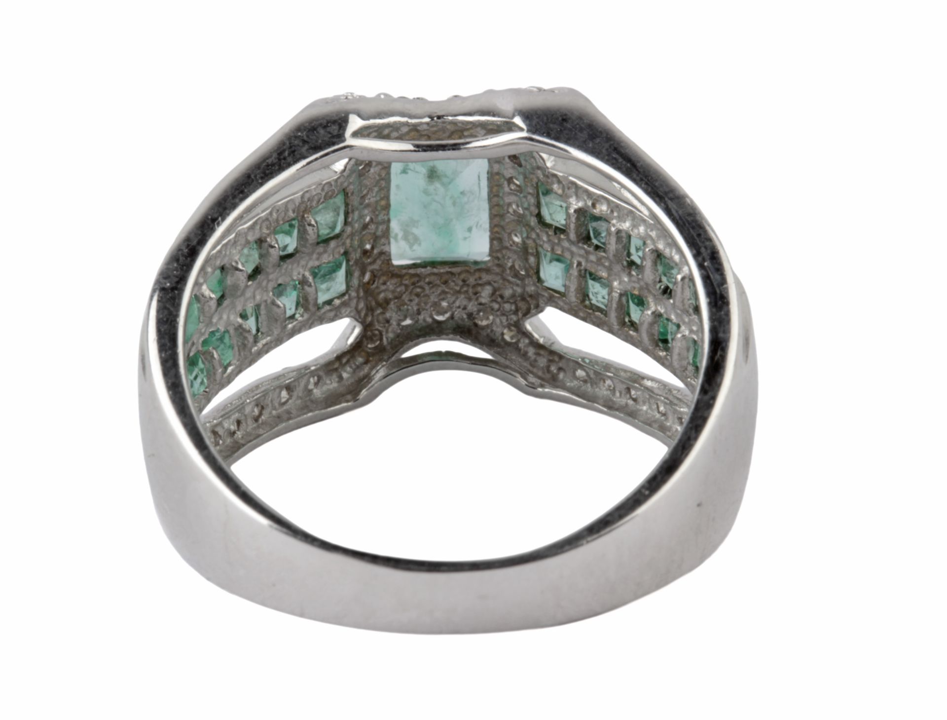 Emeralds and diamonds ring with an 18k white gold setting - Bild 3 aus 3