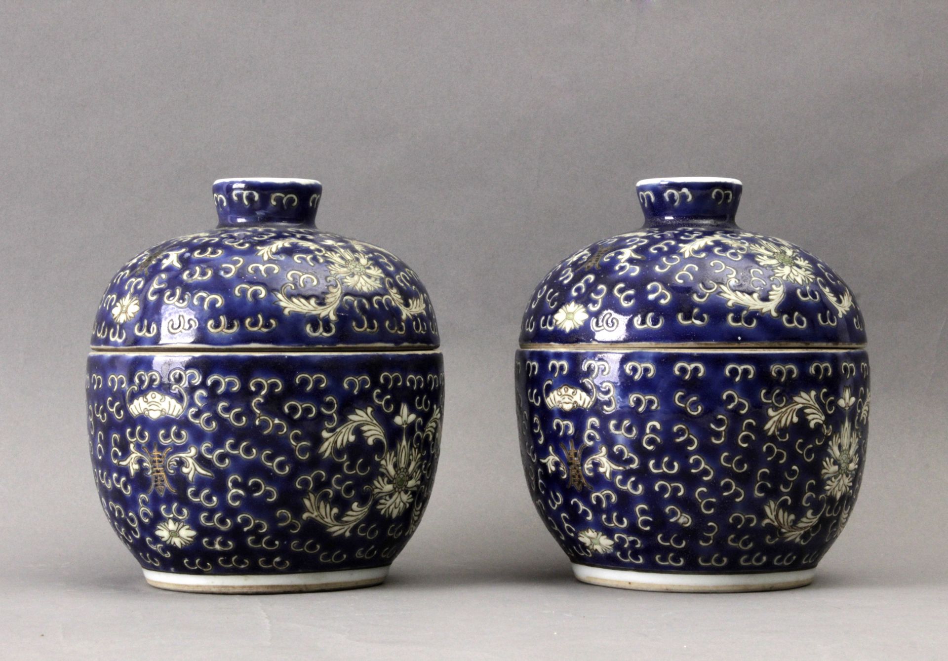 A pair of 20th century Chinese porcelain tea cups - Image 3 of 5