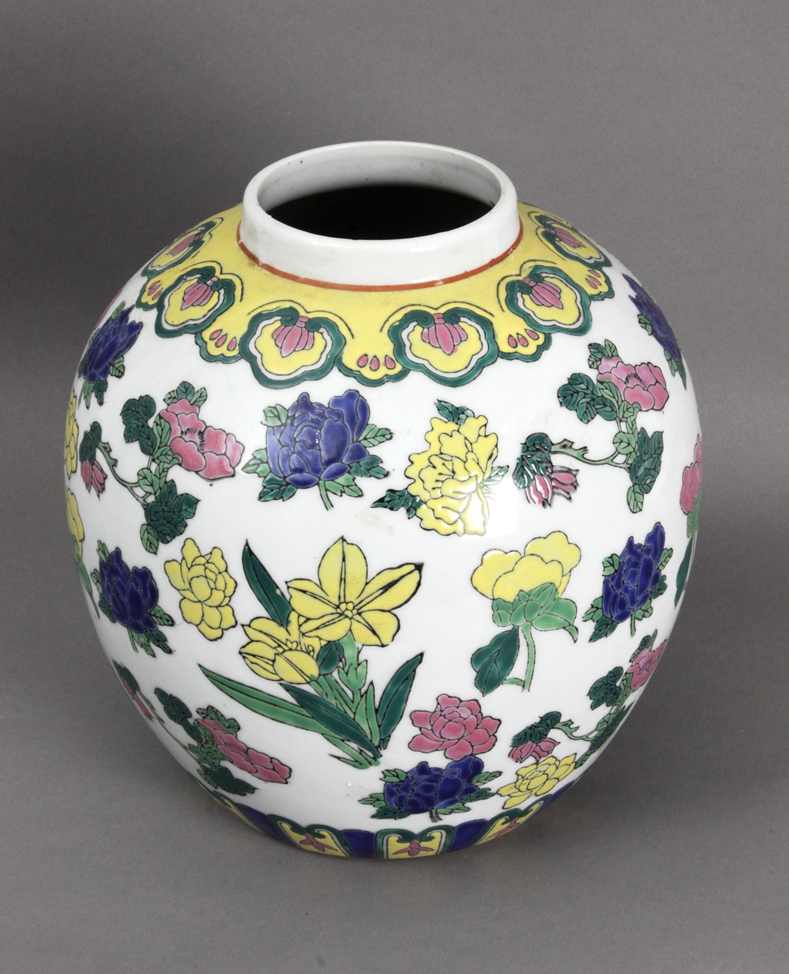 A 20th century Chinese porcelain vase from the Republic period - Image 3 of 4