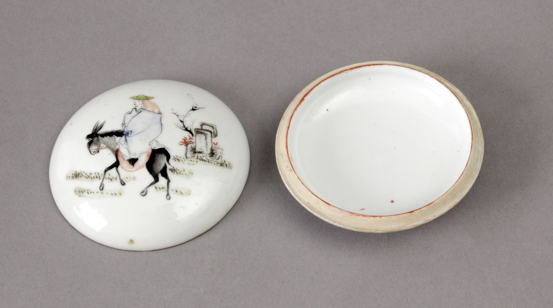 A 20th century Chinese porcelain ink box from the Republic period - Image 2 of 4